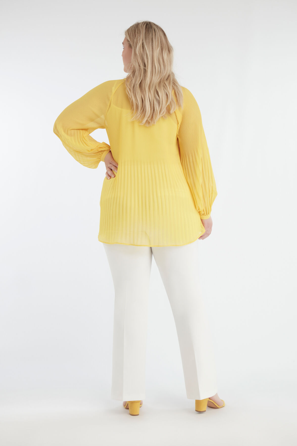 Gelbe Bluse mit Plissees image number 5