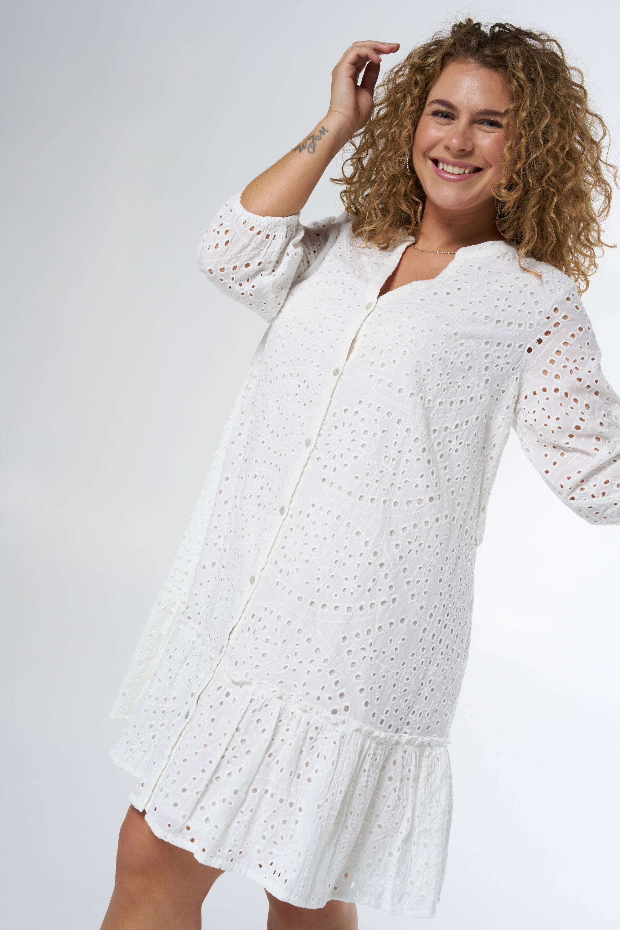 Kurzes Kleid mit Stickerei und G&uuml;rtel image number 5