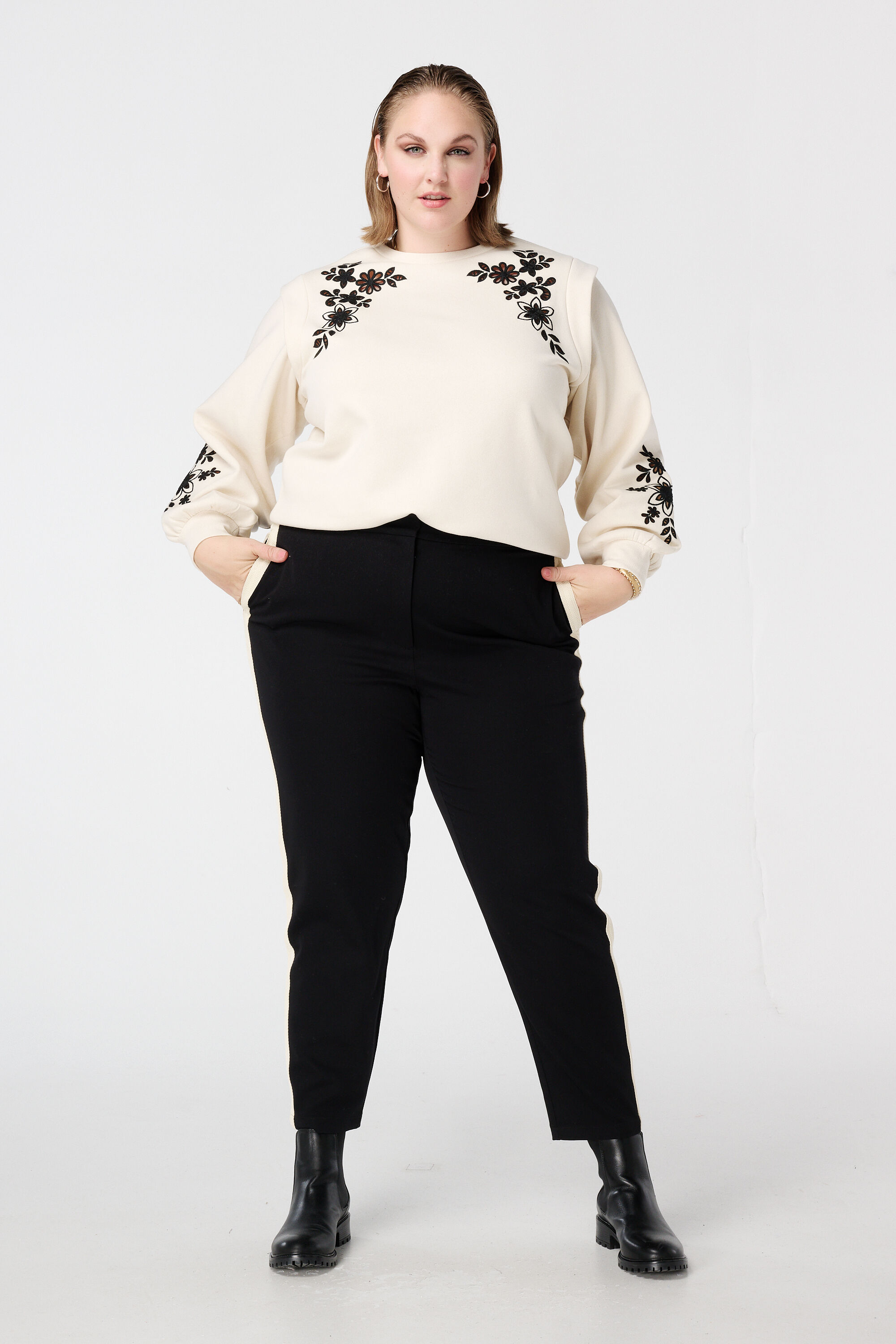 Sweatshirt mit durchbrochener Stickerei image number 5