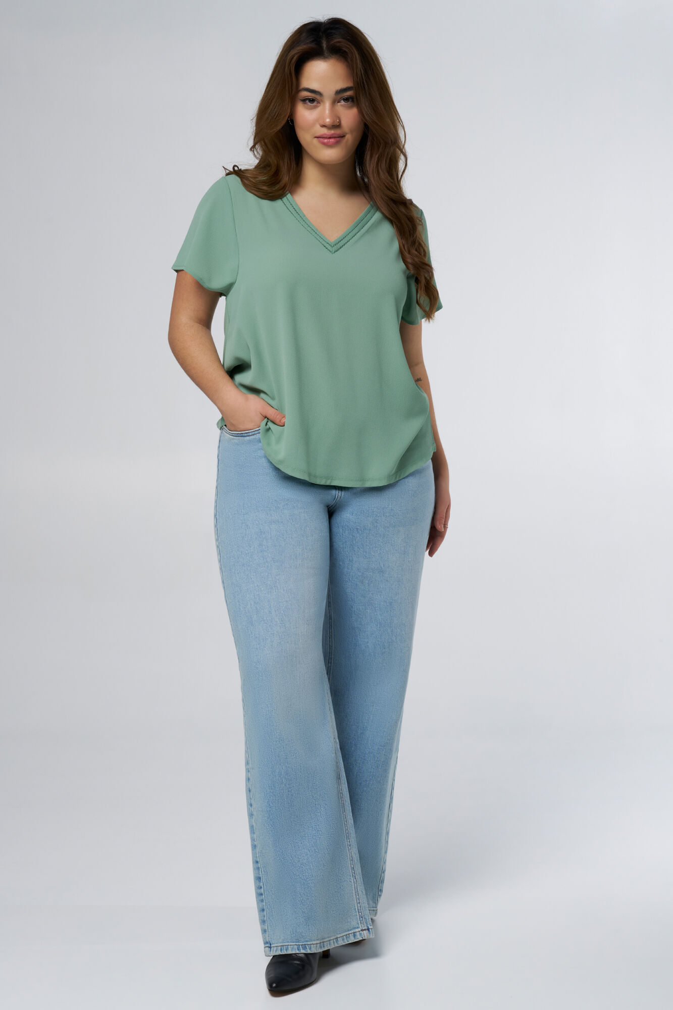 T-Shirt mit Verzierungen am Kragen image number 6