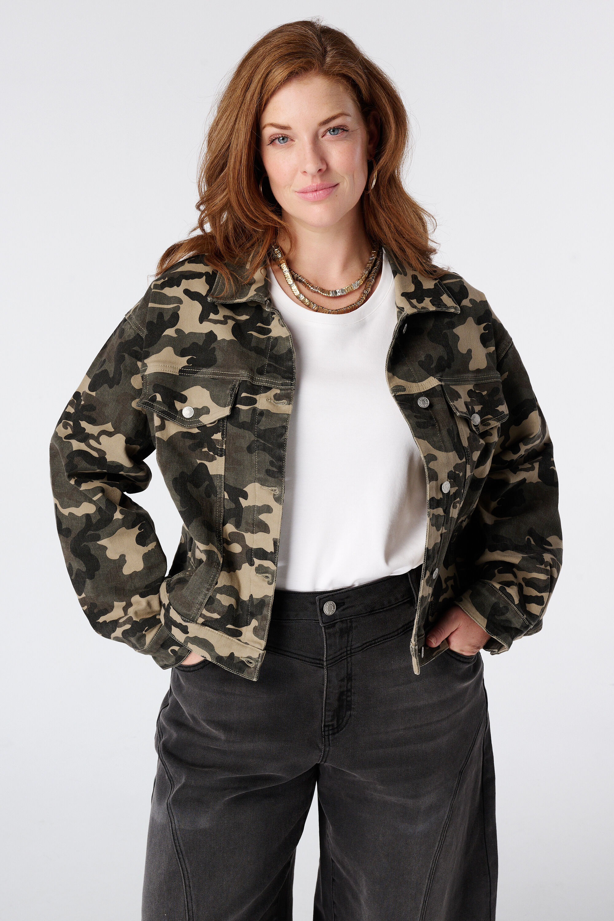 Jeansjacke mit Camouflage-Print