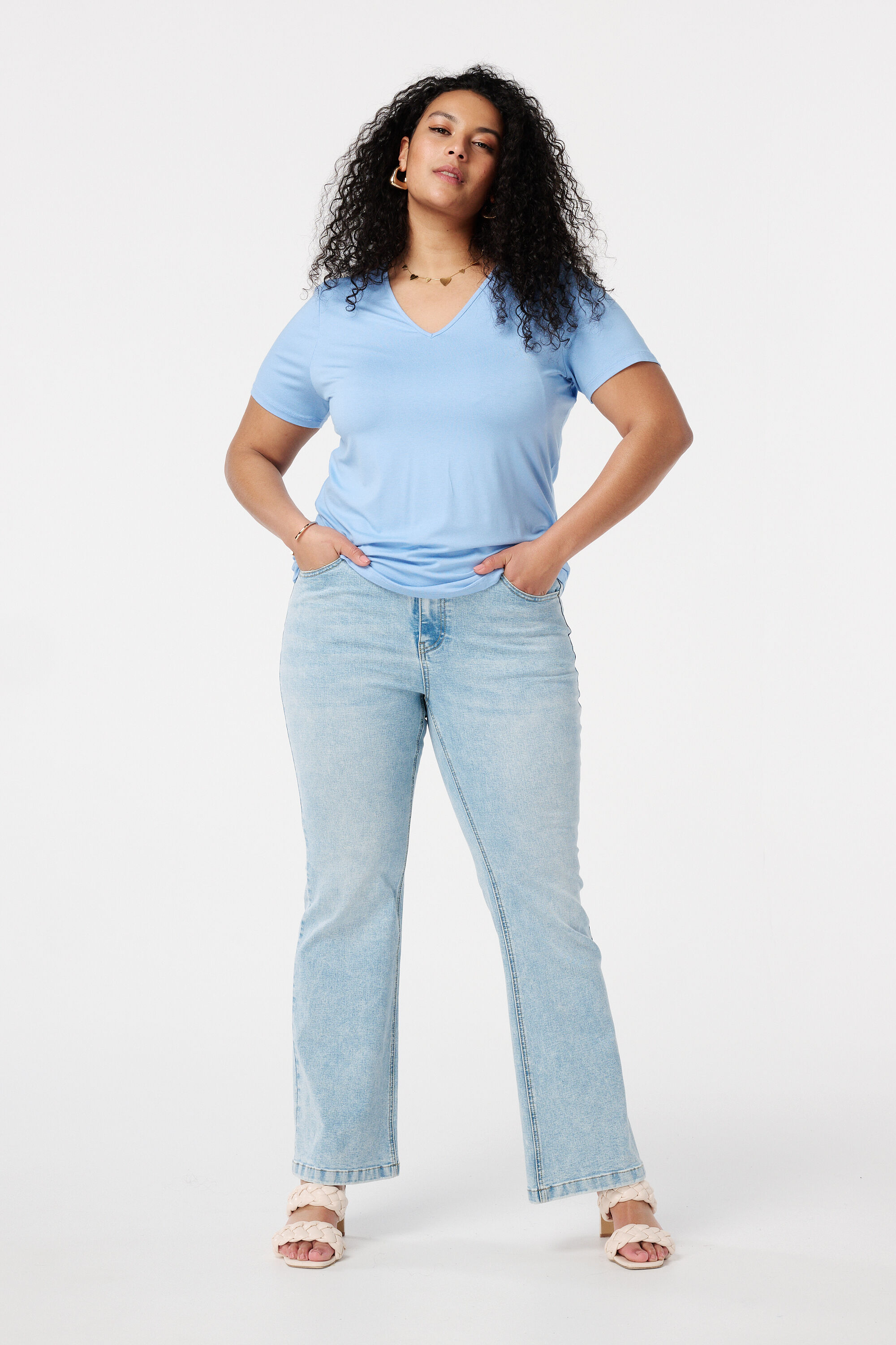 T-Shirt mit V-Ausschnitt image number 5