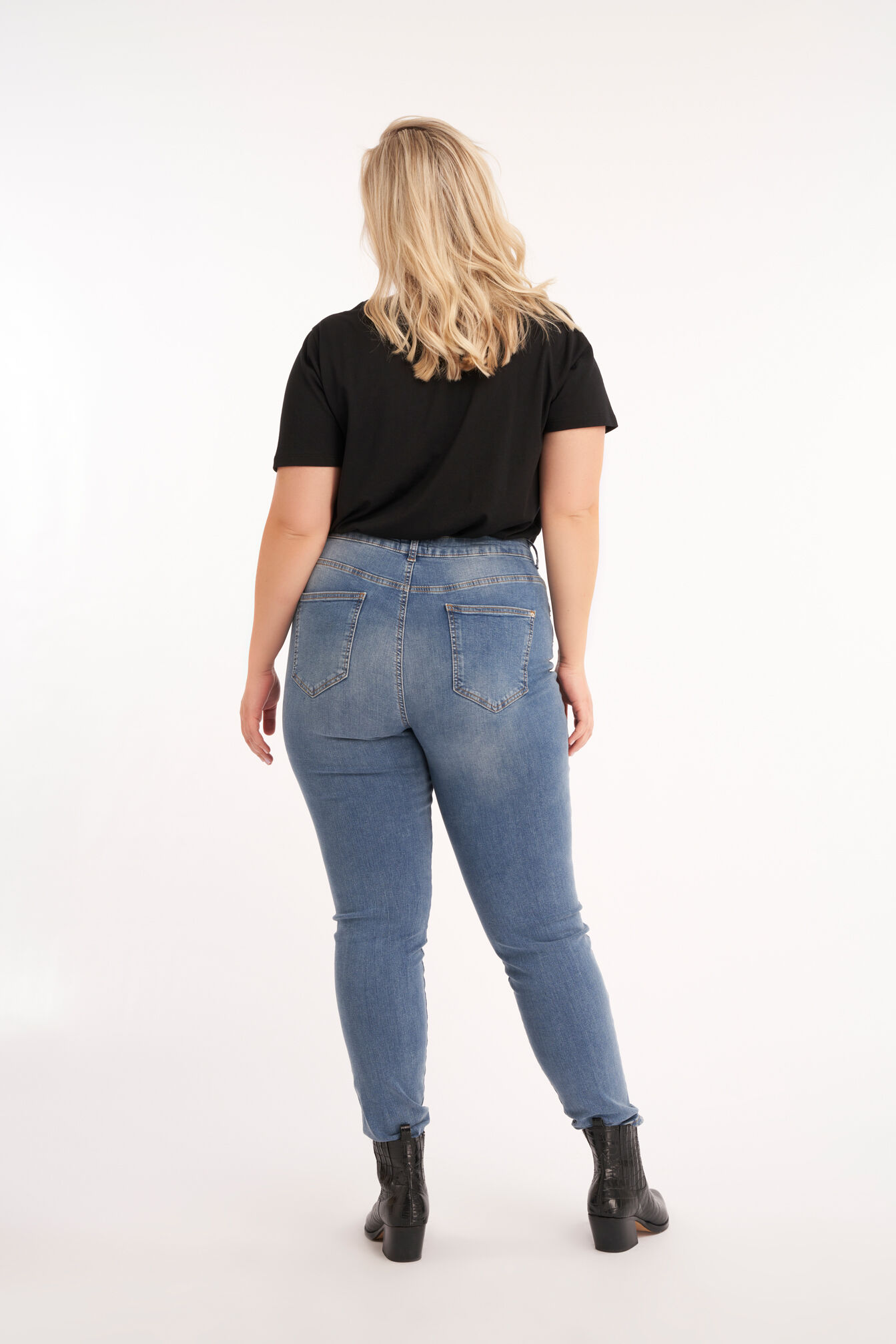 Jeans mit Nieten image number 5