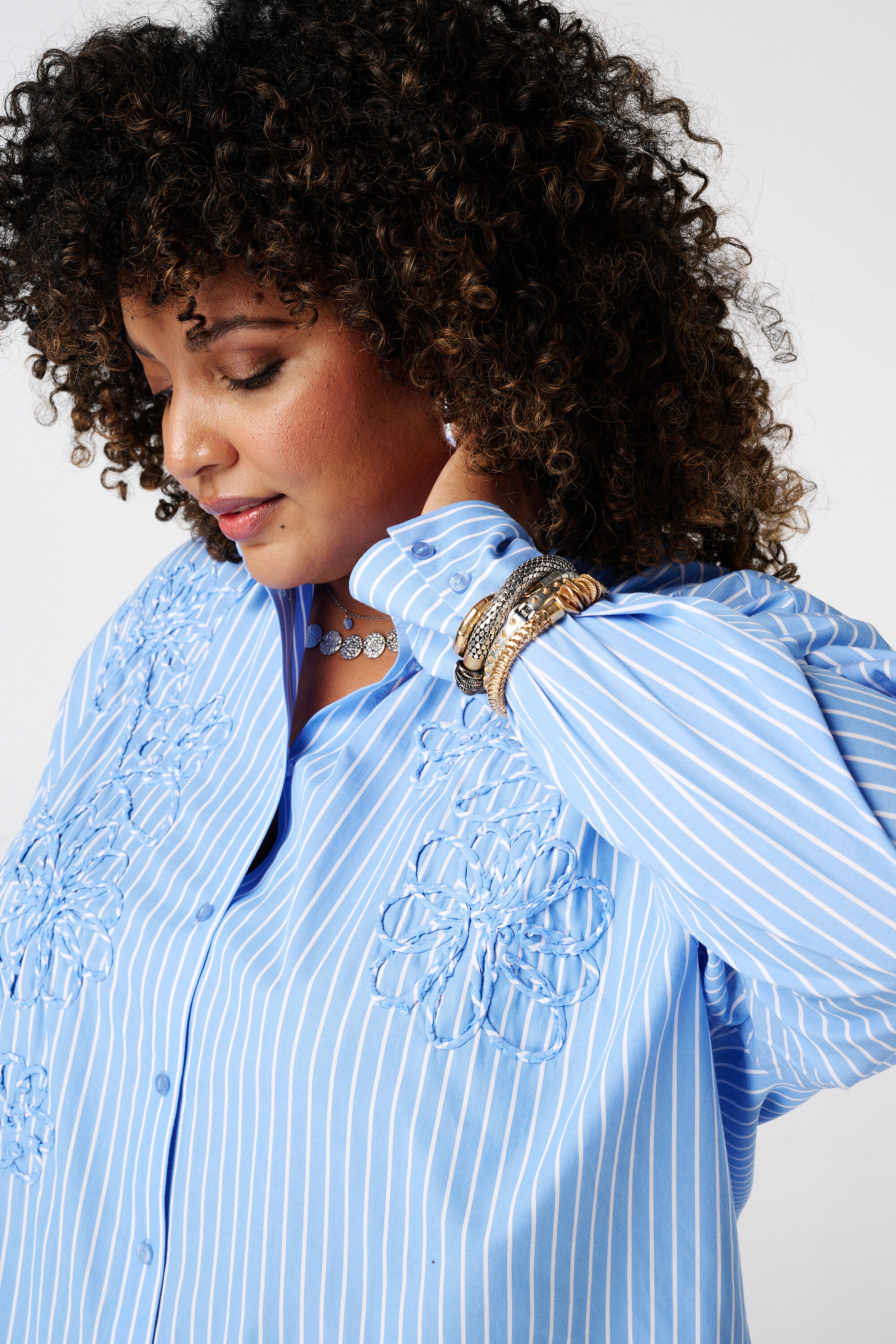 Gestreifte Bluse mit Stickerei image number 4
