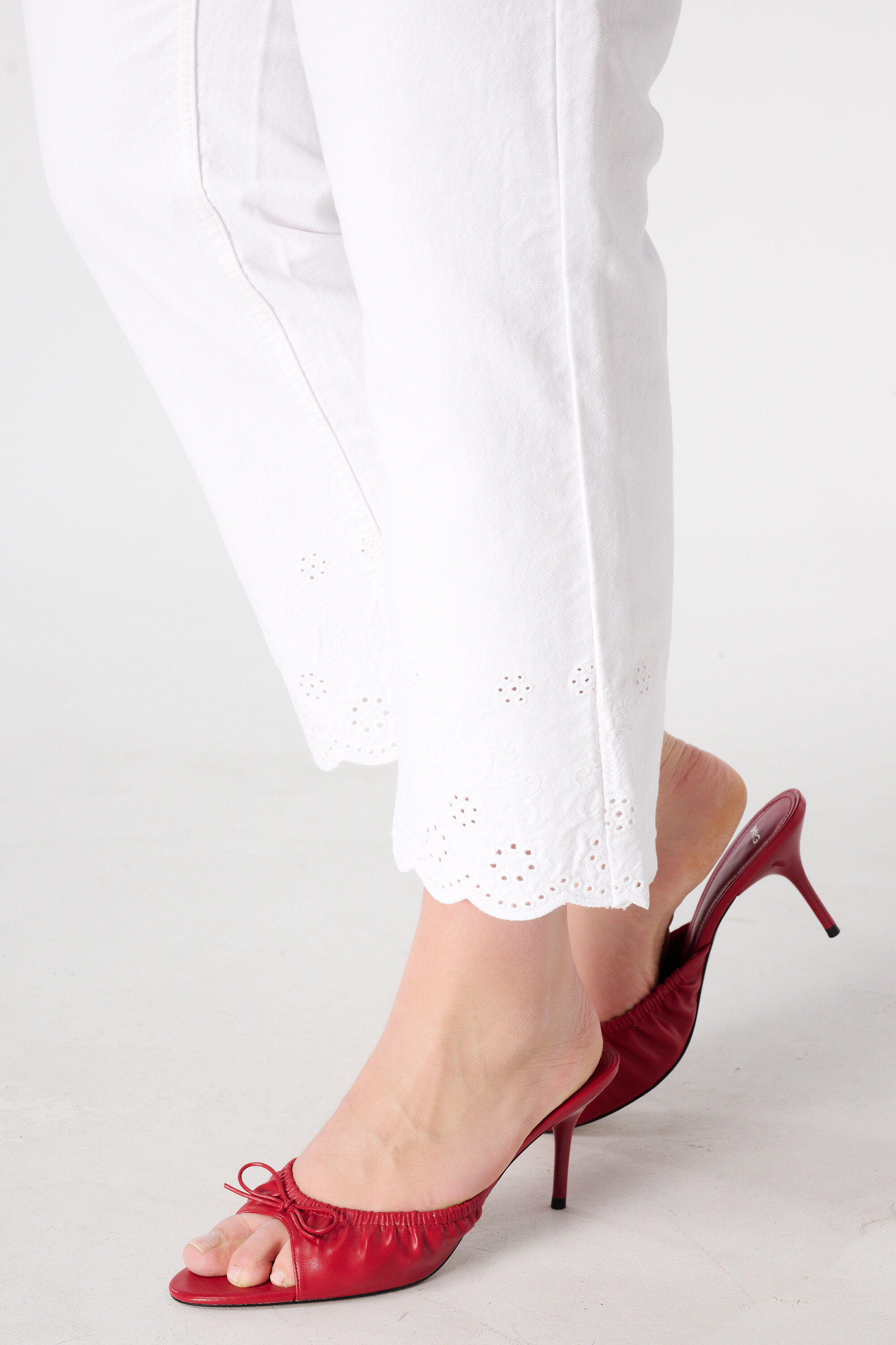 Straight Leg Jeans mit bestickten Beinabschl&uuml;ssen image number 4