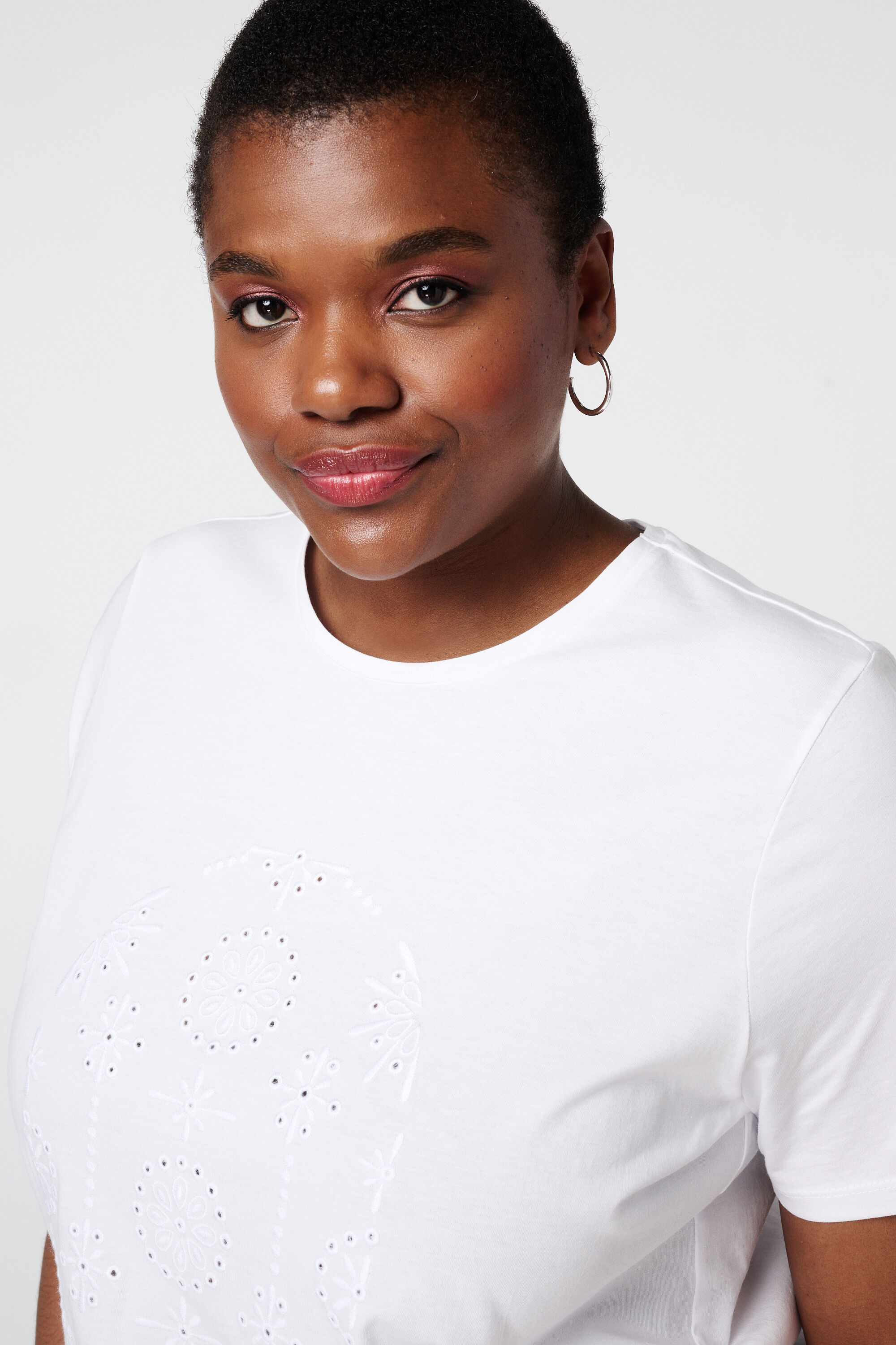 T-Shirt mit Stickerei image number 4