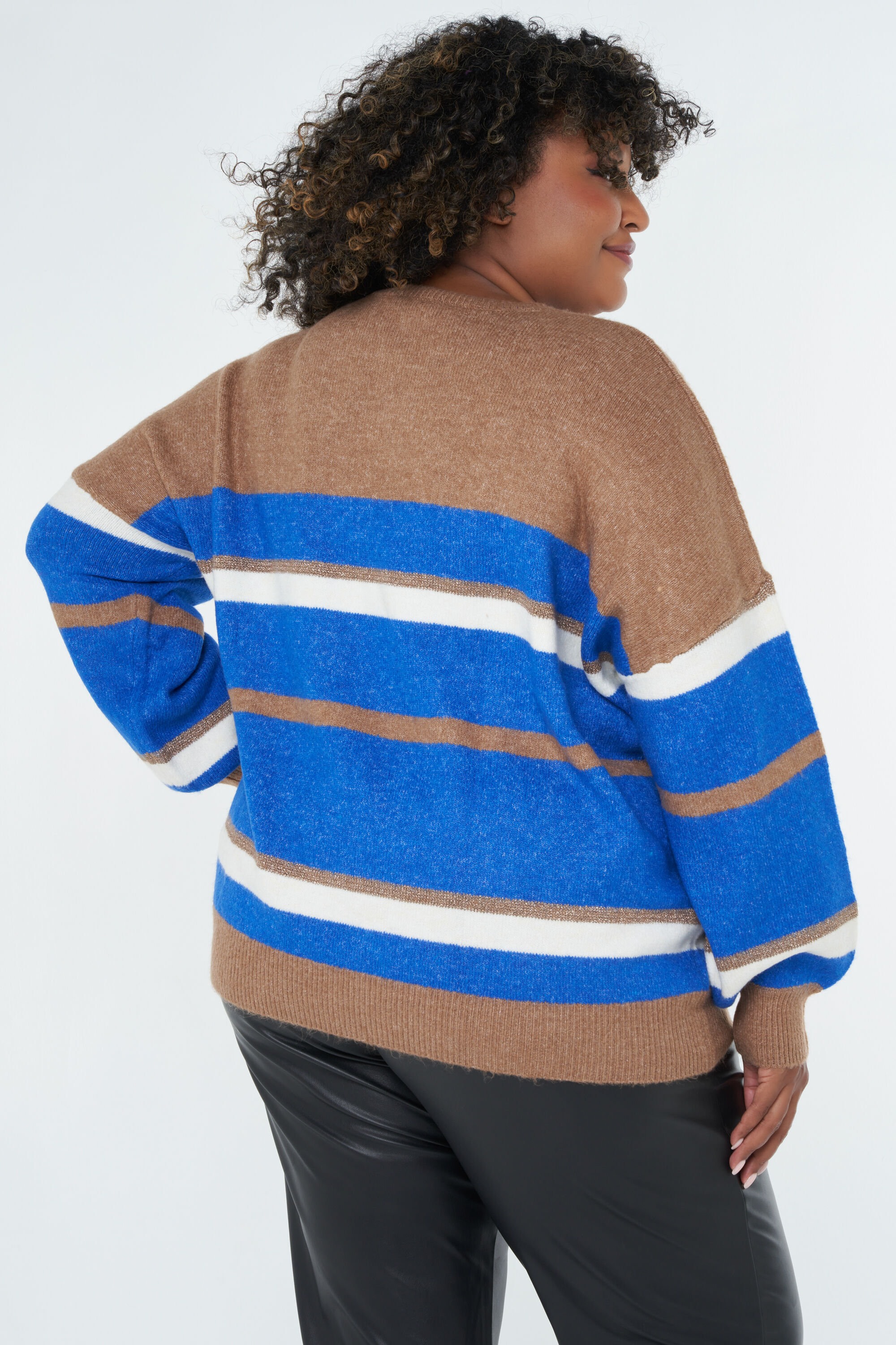 Gerade geschnittener Pullover mit Streifen image number 3