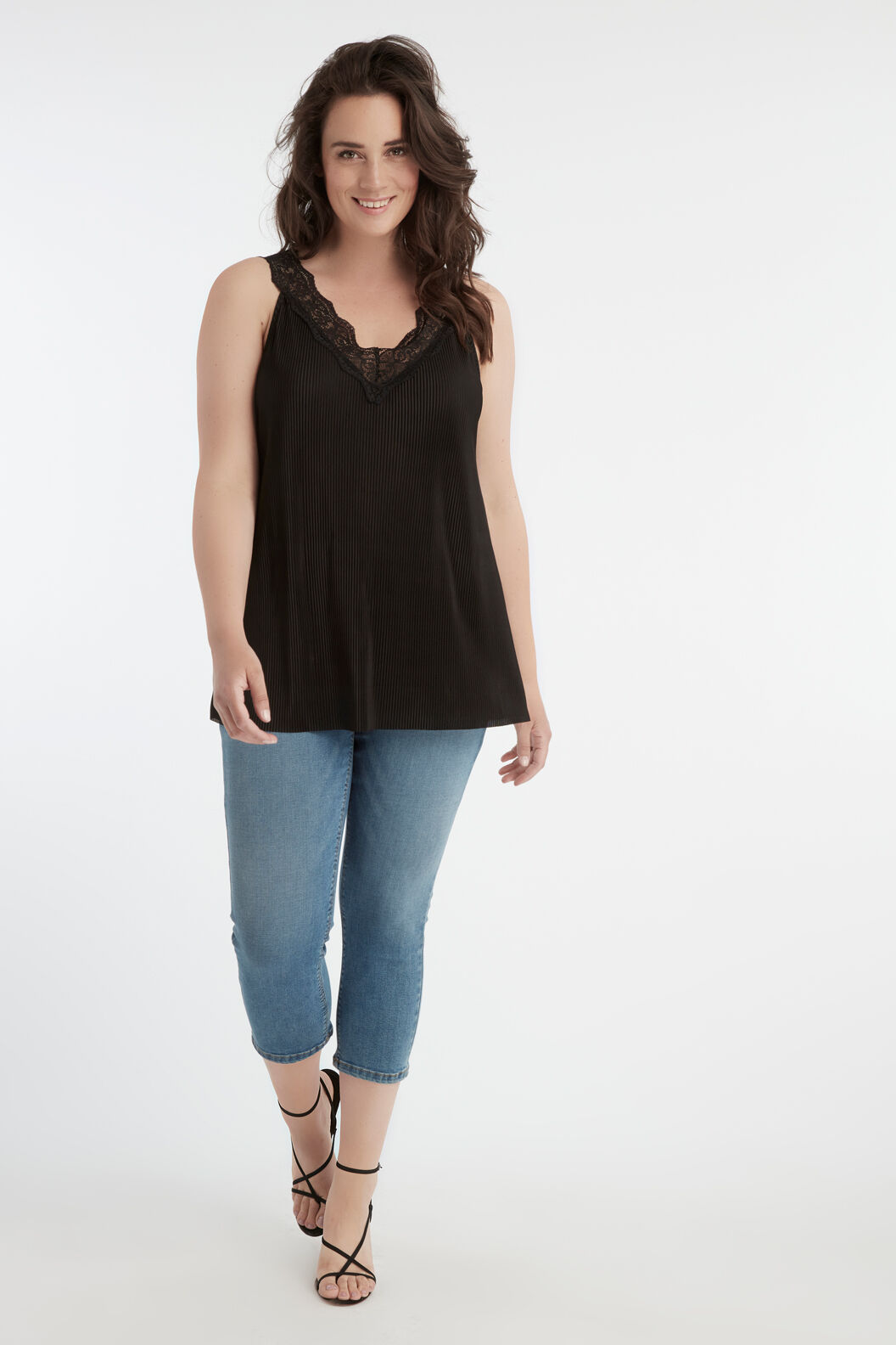 Einfarbiges Plissee-Top mit Spitze image number 4