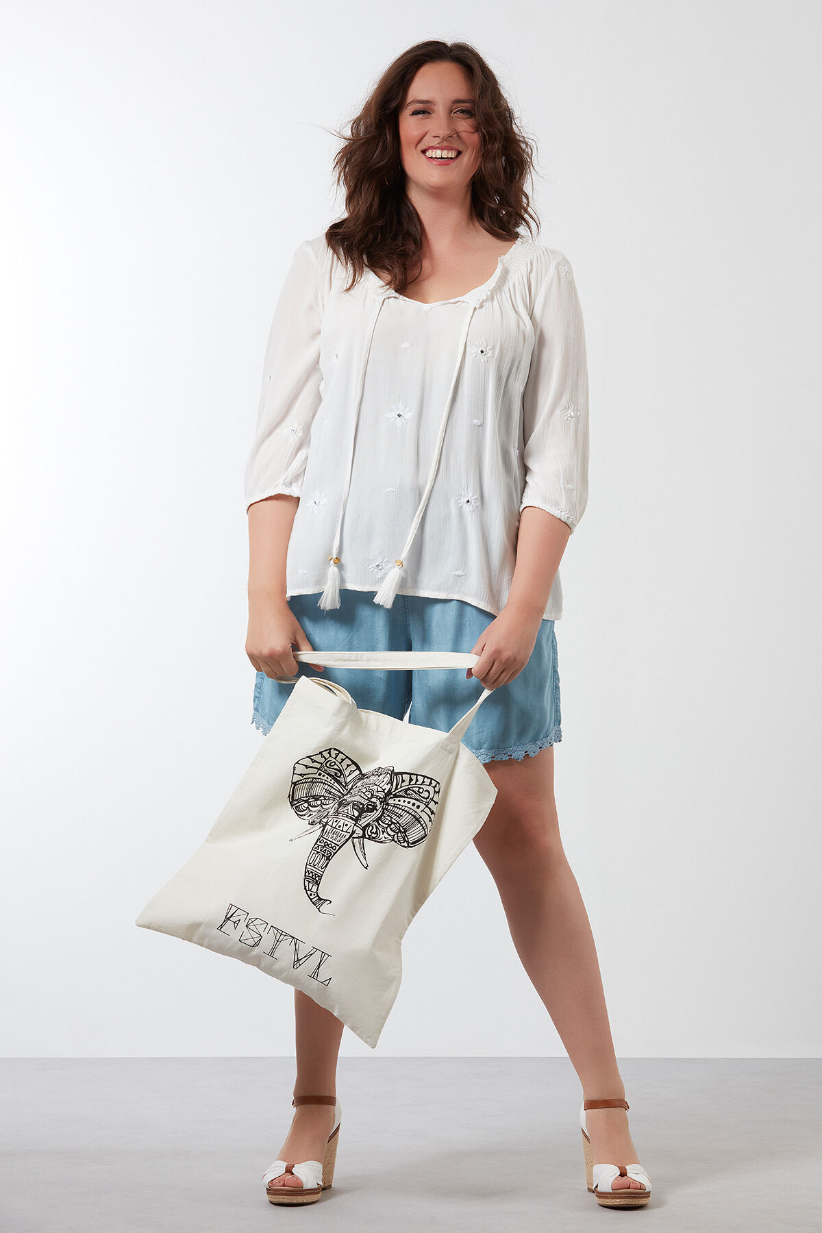 Bluse mit gesmoktem Ausschnitt image number 3