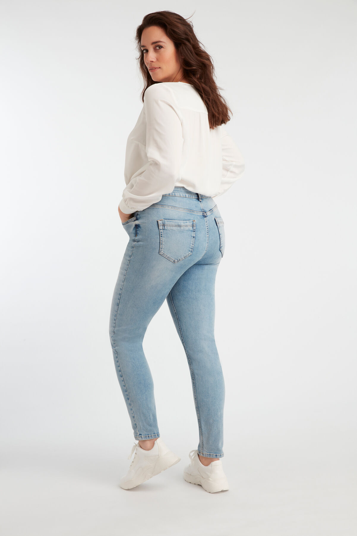 IRIS Slim-Leg Jeans image number 5