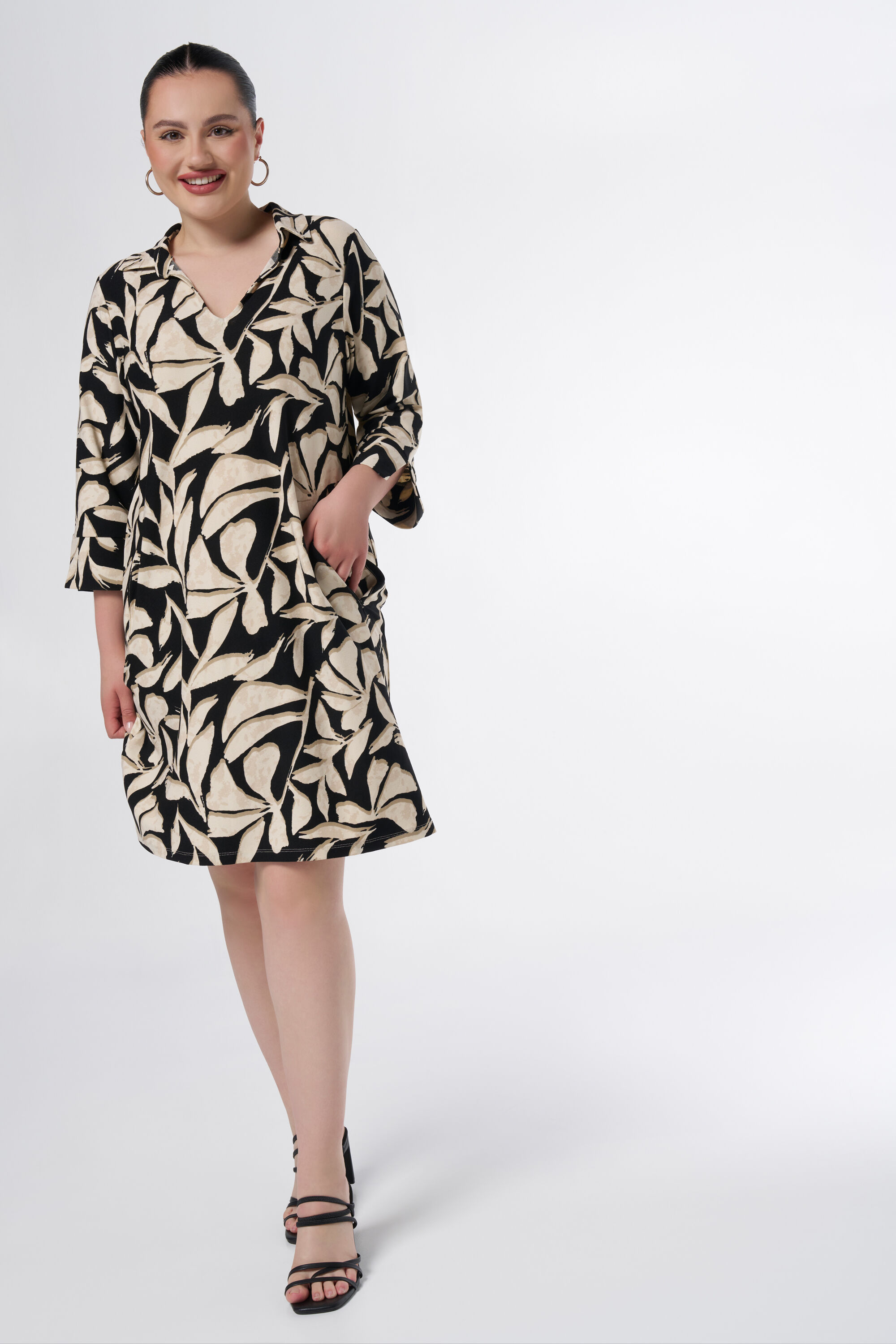 Kleid mit Taschen und Aufdruck image number 5