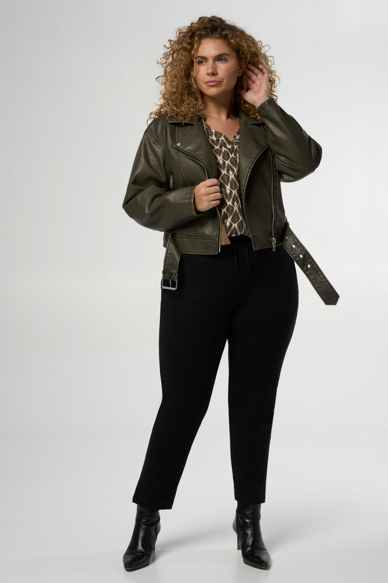 &Uuml;bergro&szlig;e Bikerjacke im Leder-Look  image number 5