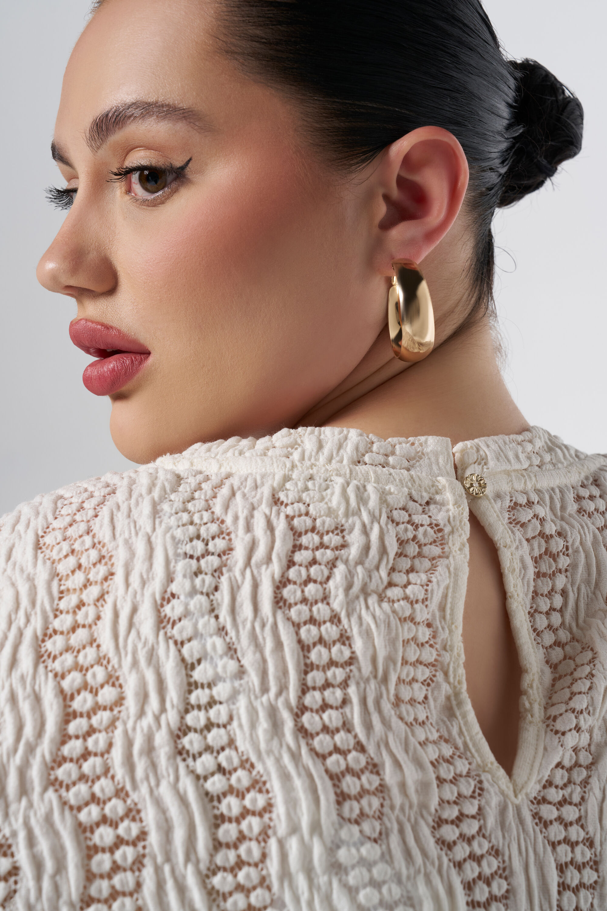 Top mit Lochmuster-Stickerei image number 4