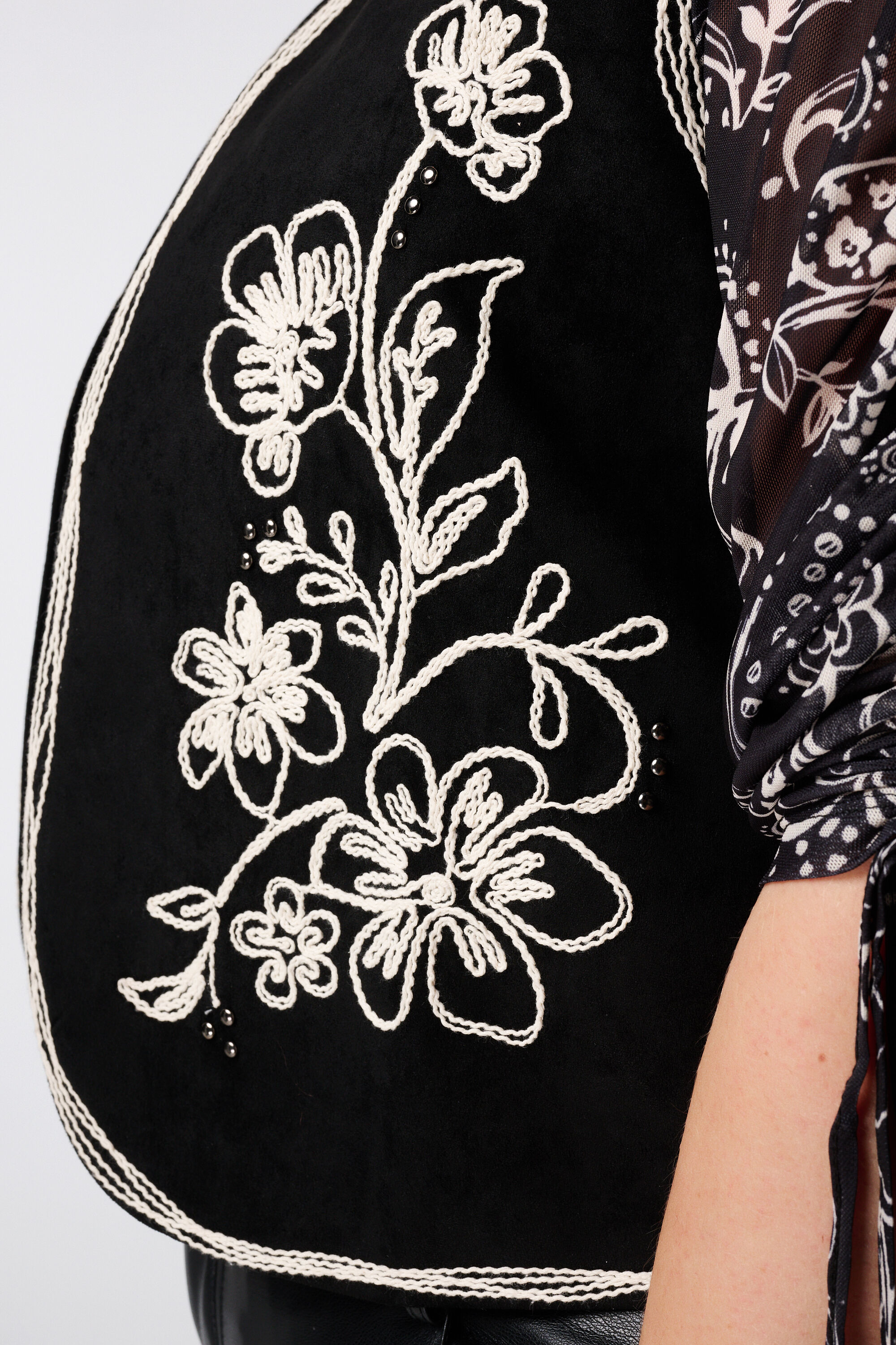 Gilet aus Velours mit Stickerei image number 6