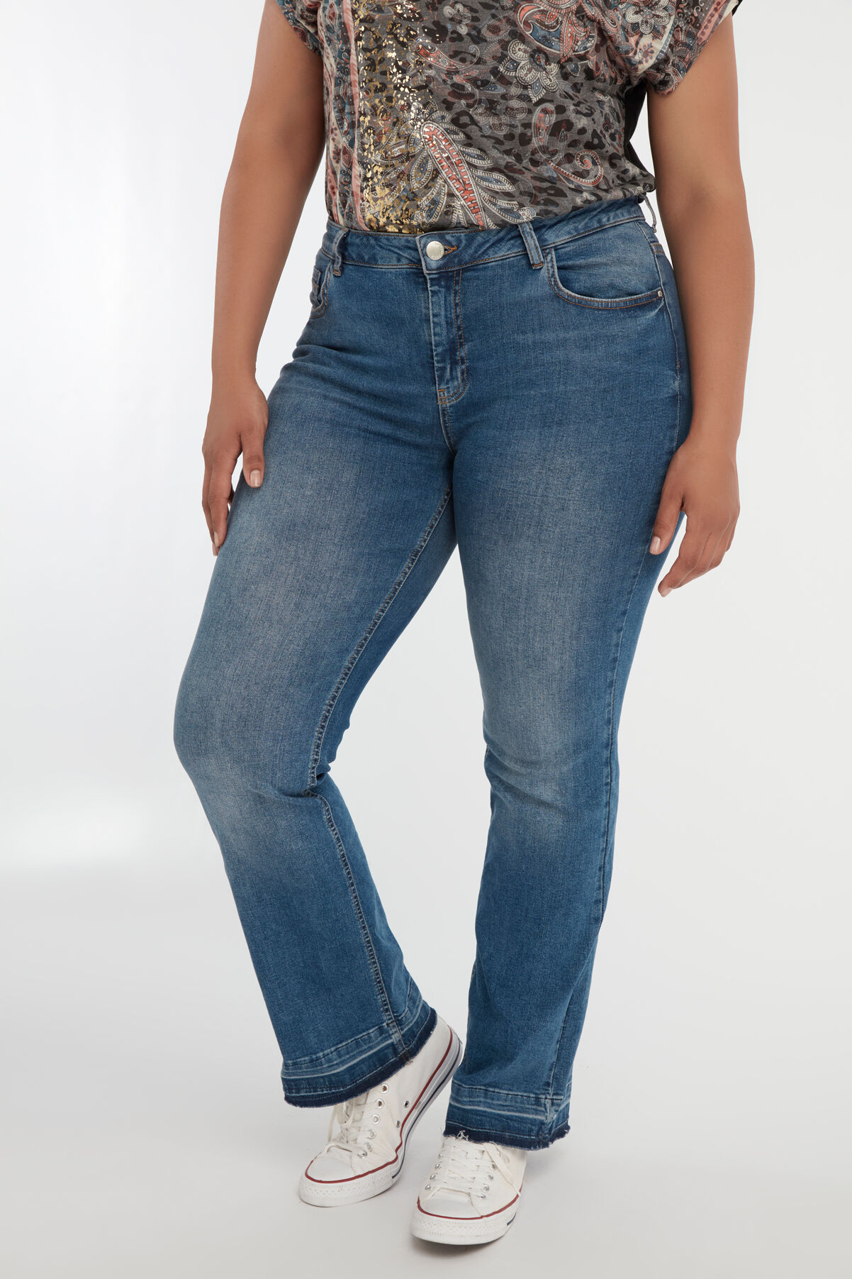 Ausgestellte Jeans mit hoch geschnittener Taille image number 5