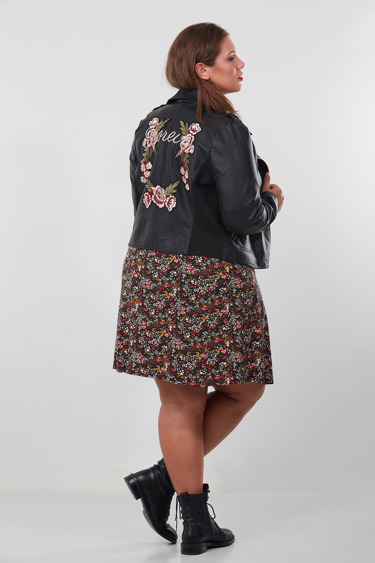 Kurze Jacke mit Stickerei image number 4