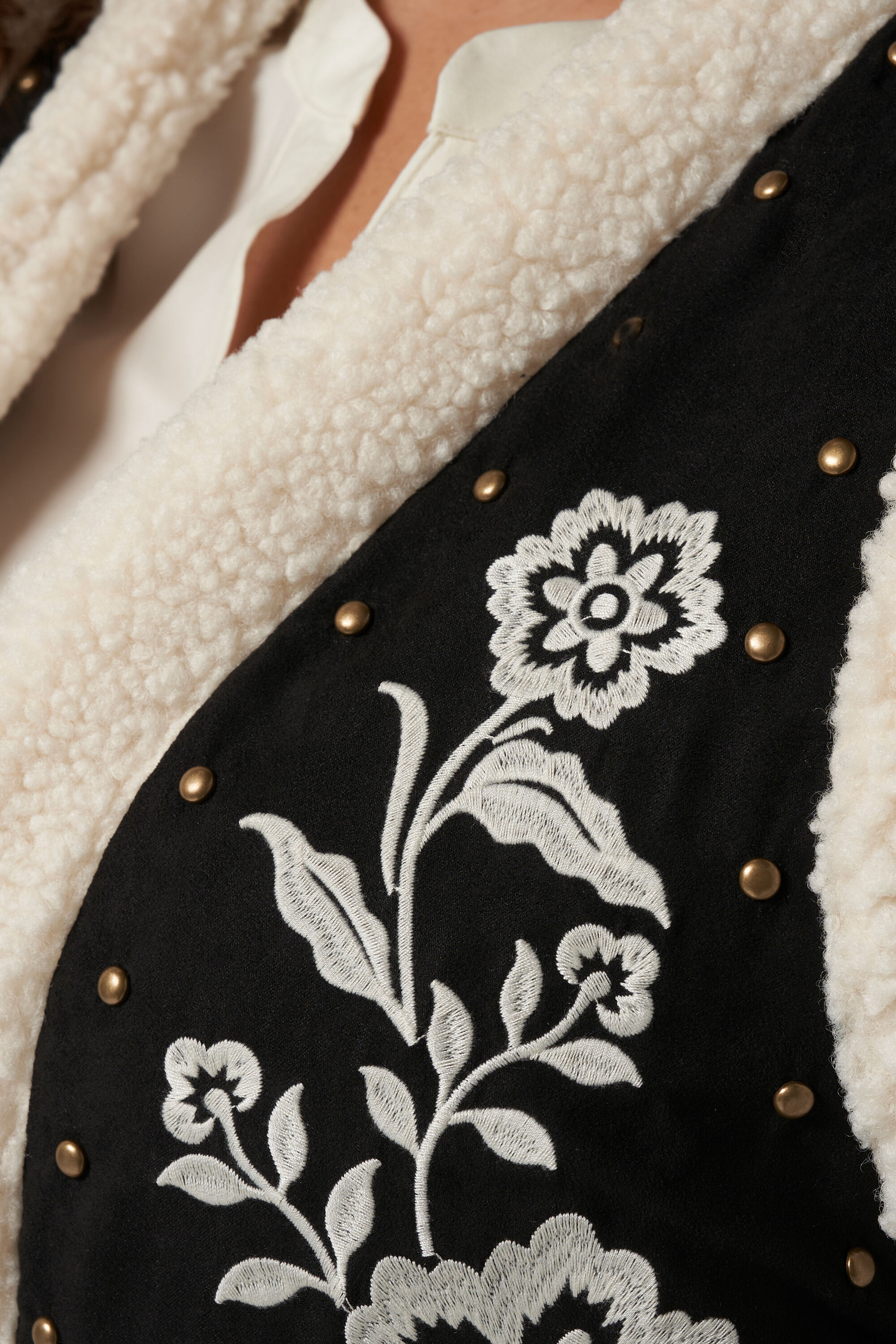 Gilet mit Teddy und Details  image number 4