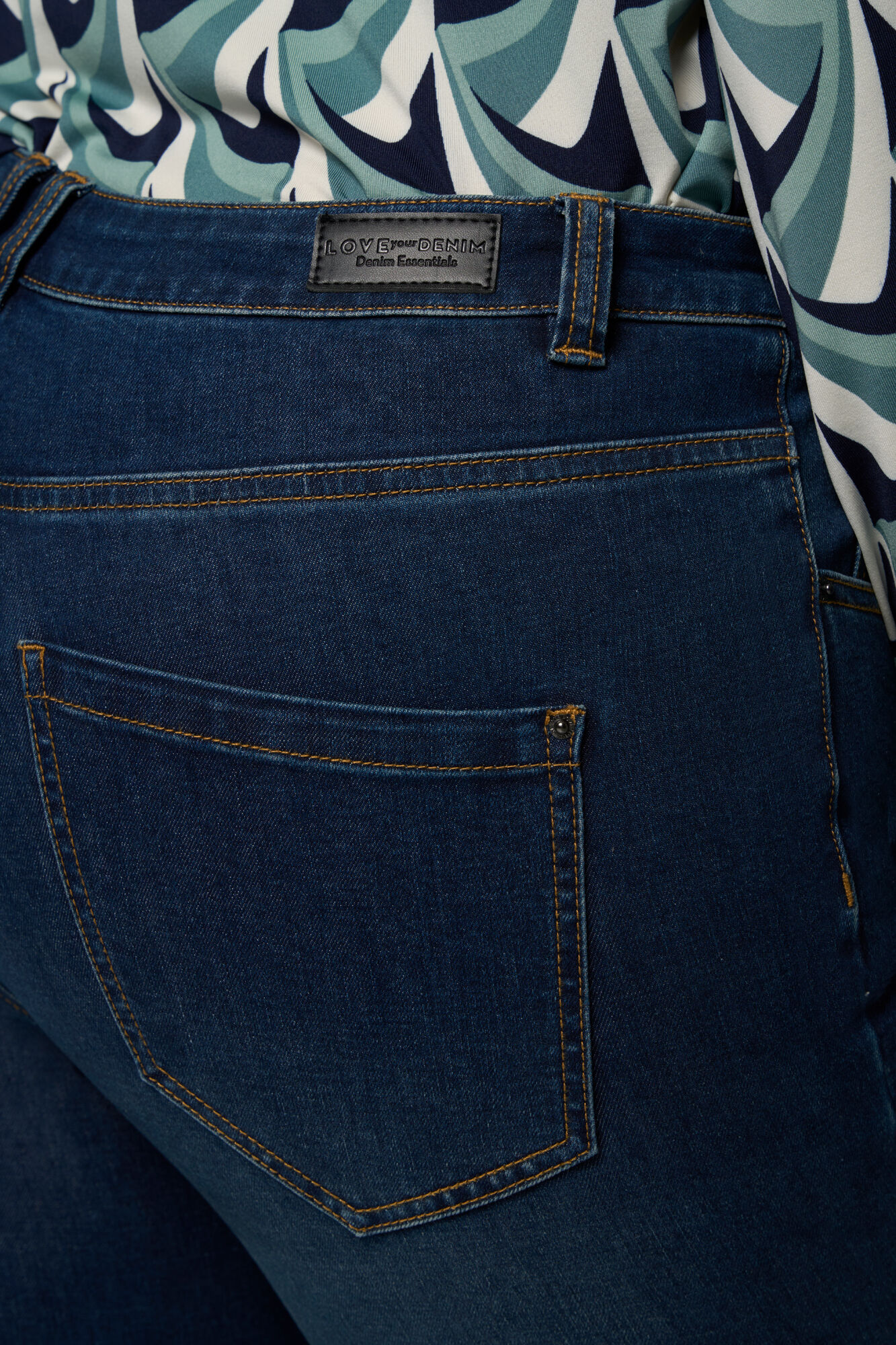 28 inch jeans mit kn&ouml;chellangem Schnitt image number 4