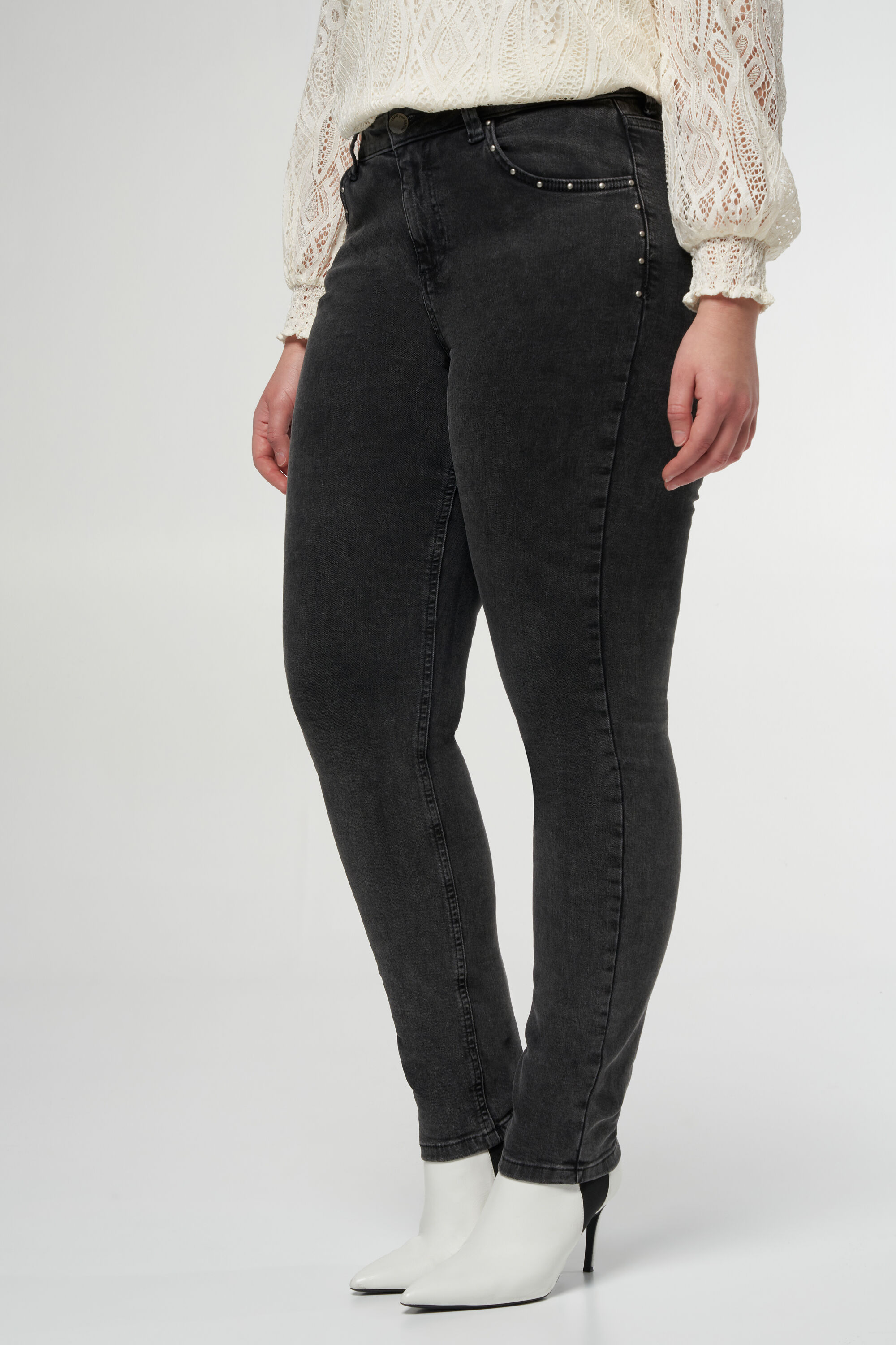 Skinny-Leg-Jeans mit Nietendetail image number 5