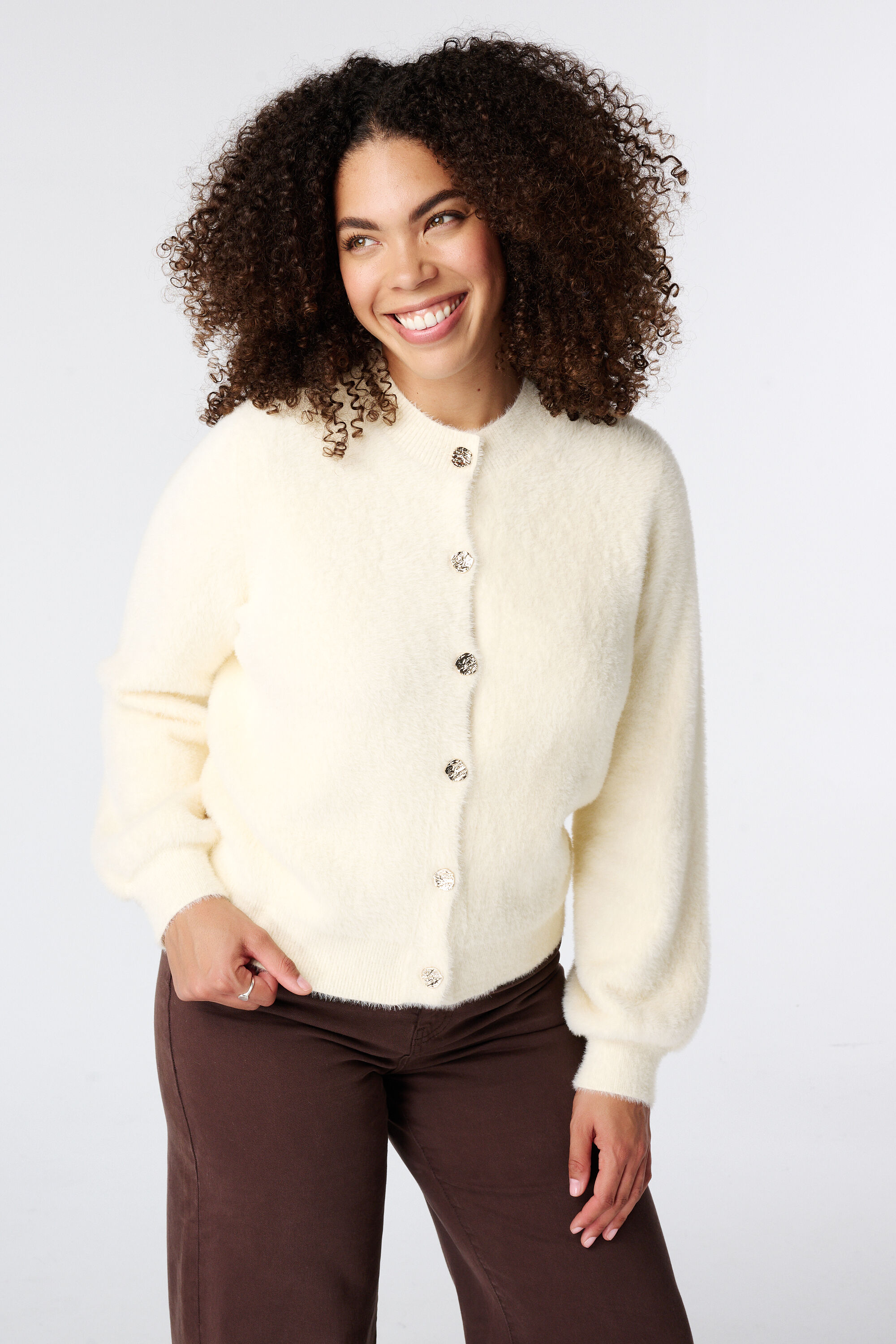 Flauschige Strickjacke mit Knopfleiste