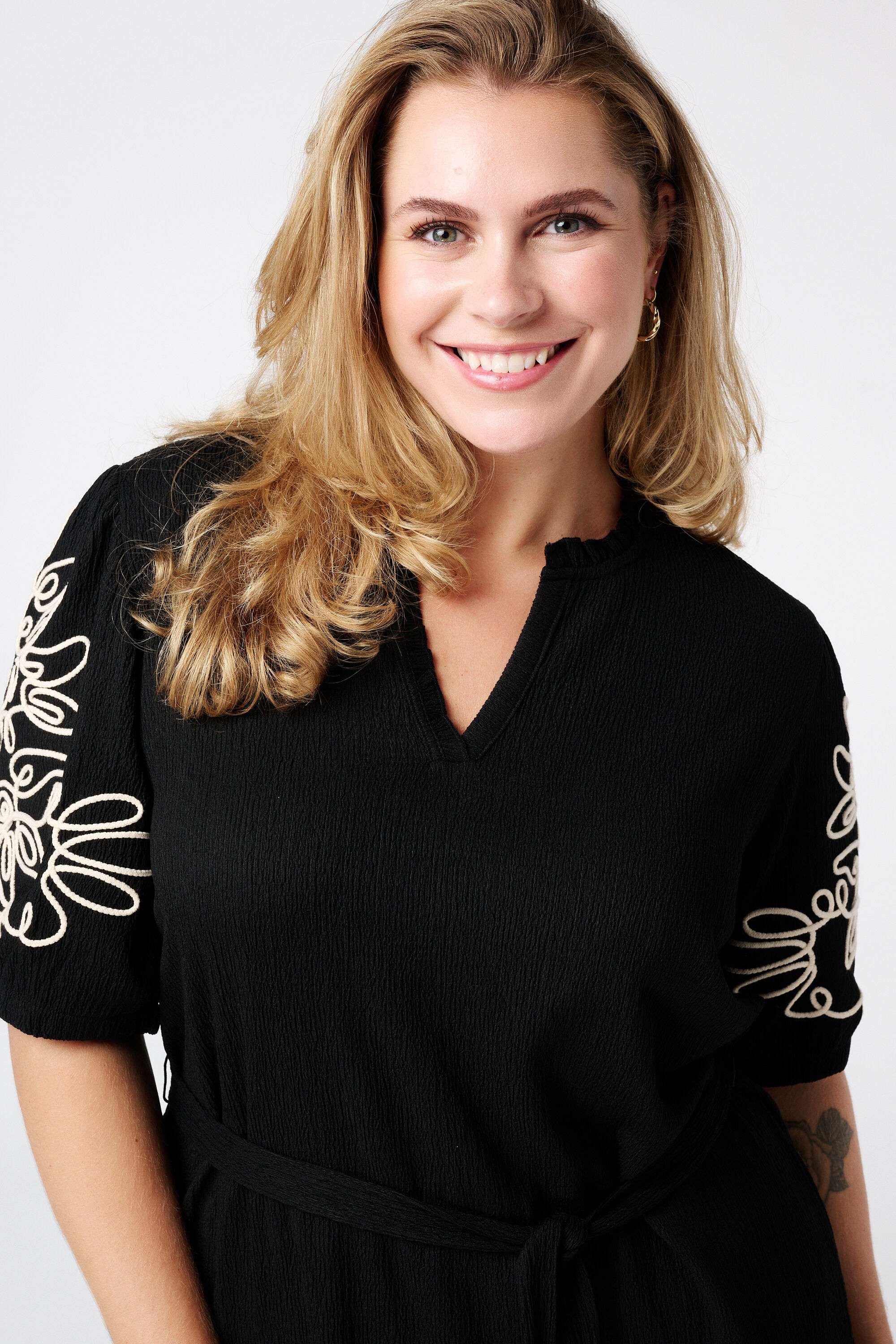 Kleid mit Verzierungen an den &Auml;rmeln  image number 4