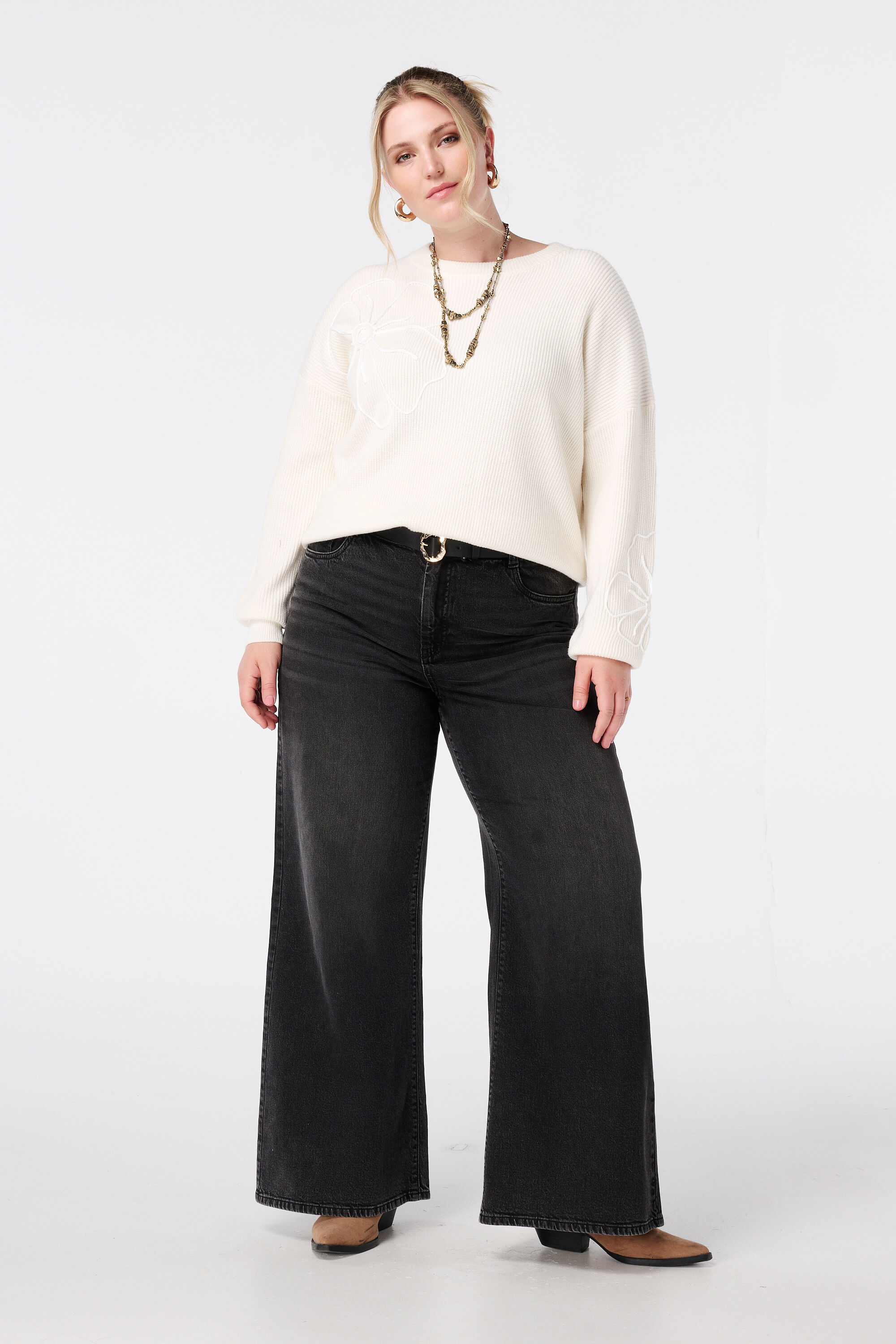 Pullover mit gestickten Blumen image number 5