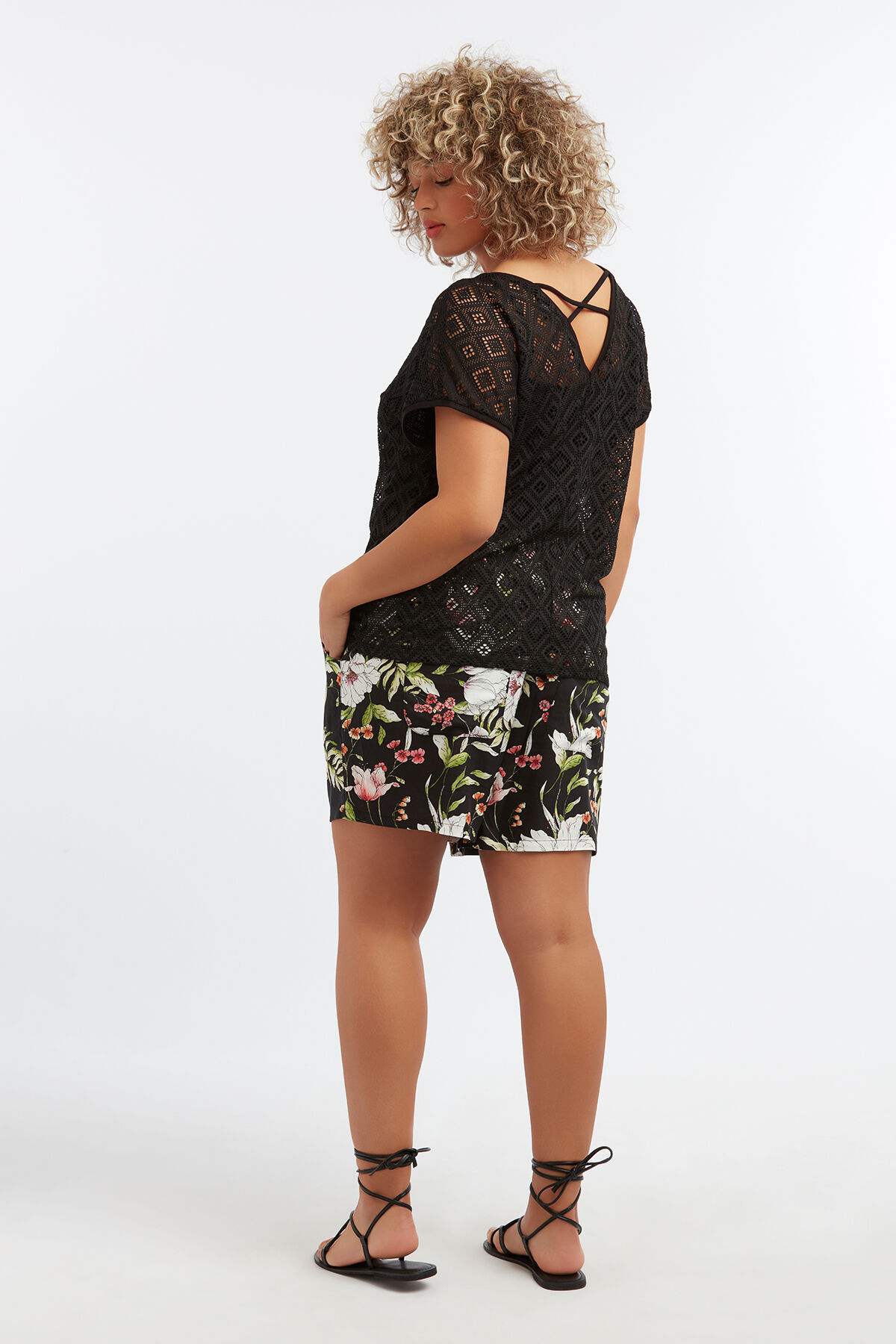 Lochmuster-Top mit &uuml;berkreuzten Tr&auml;gern image number 4