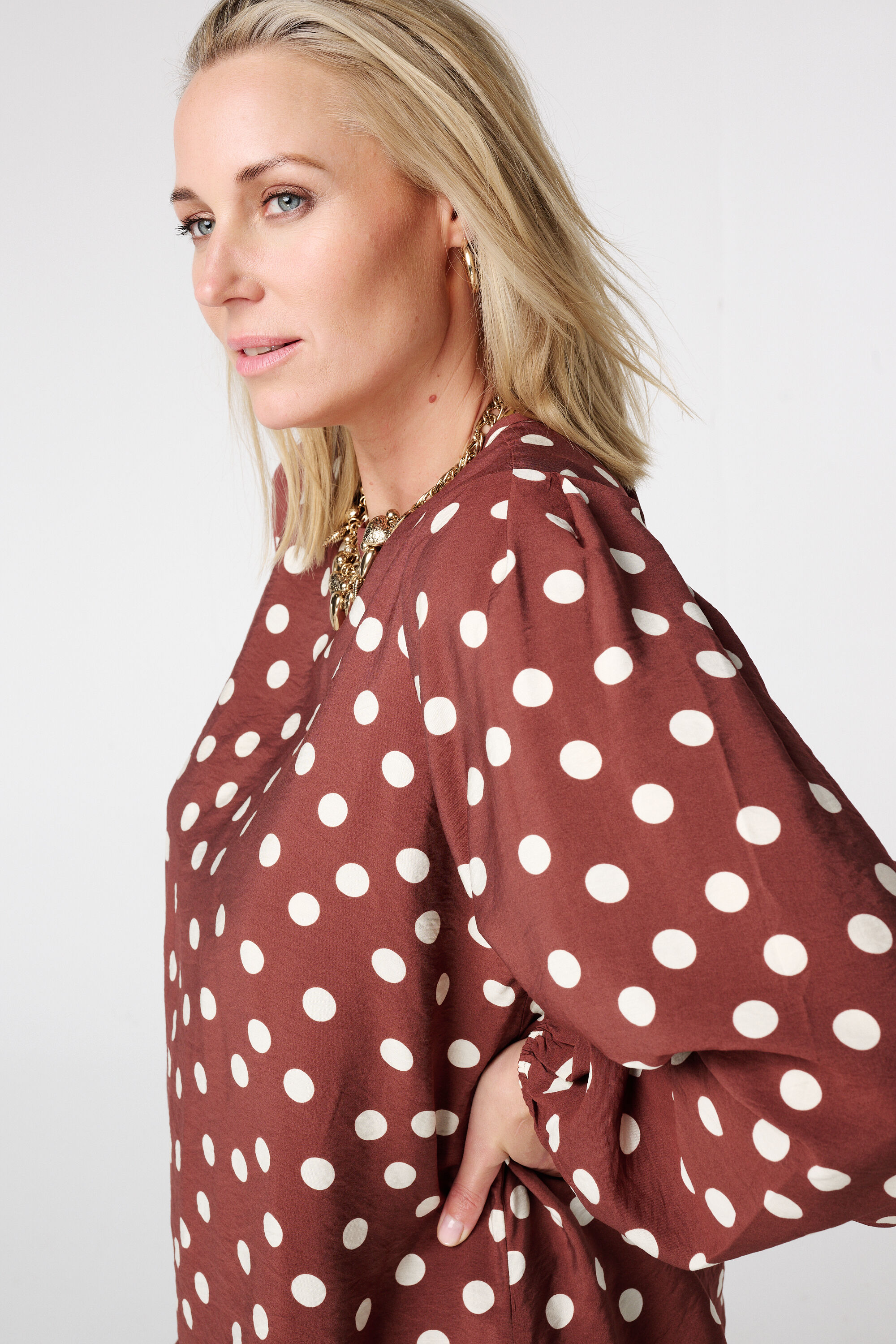 Bluse mit Punktmuster und Kordelzug image number 4