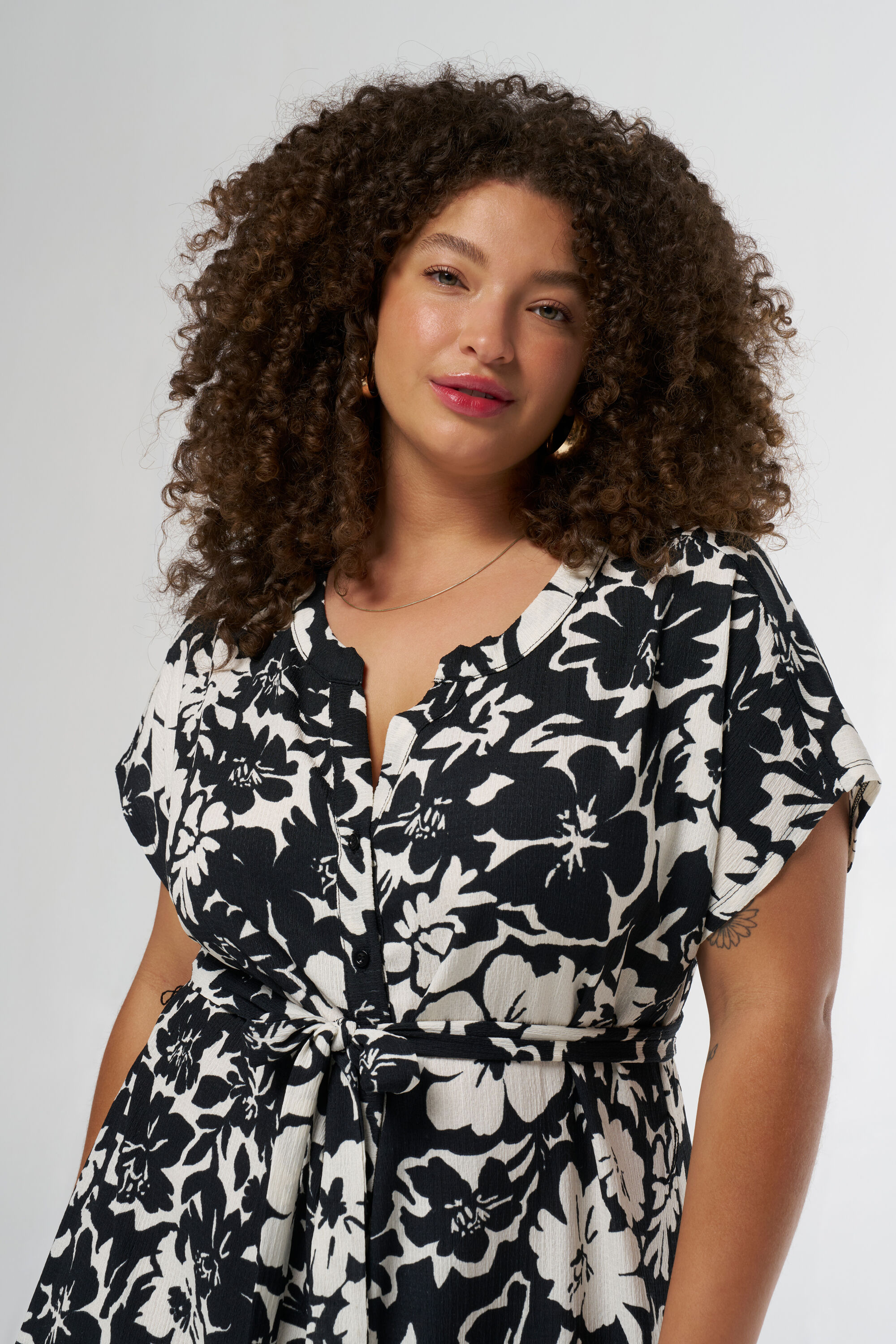 Kleid mit Knopfleiste und Print image number 5