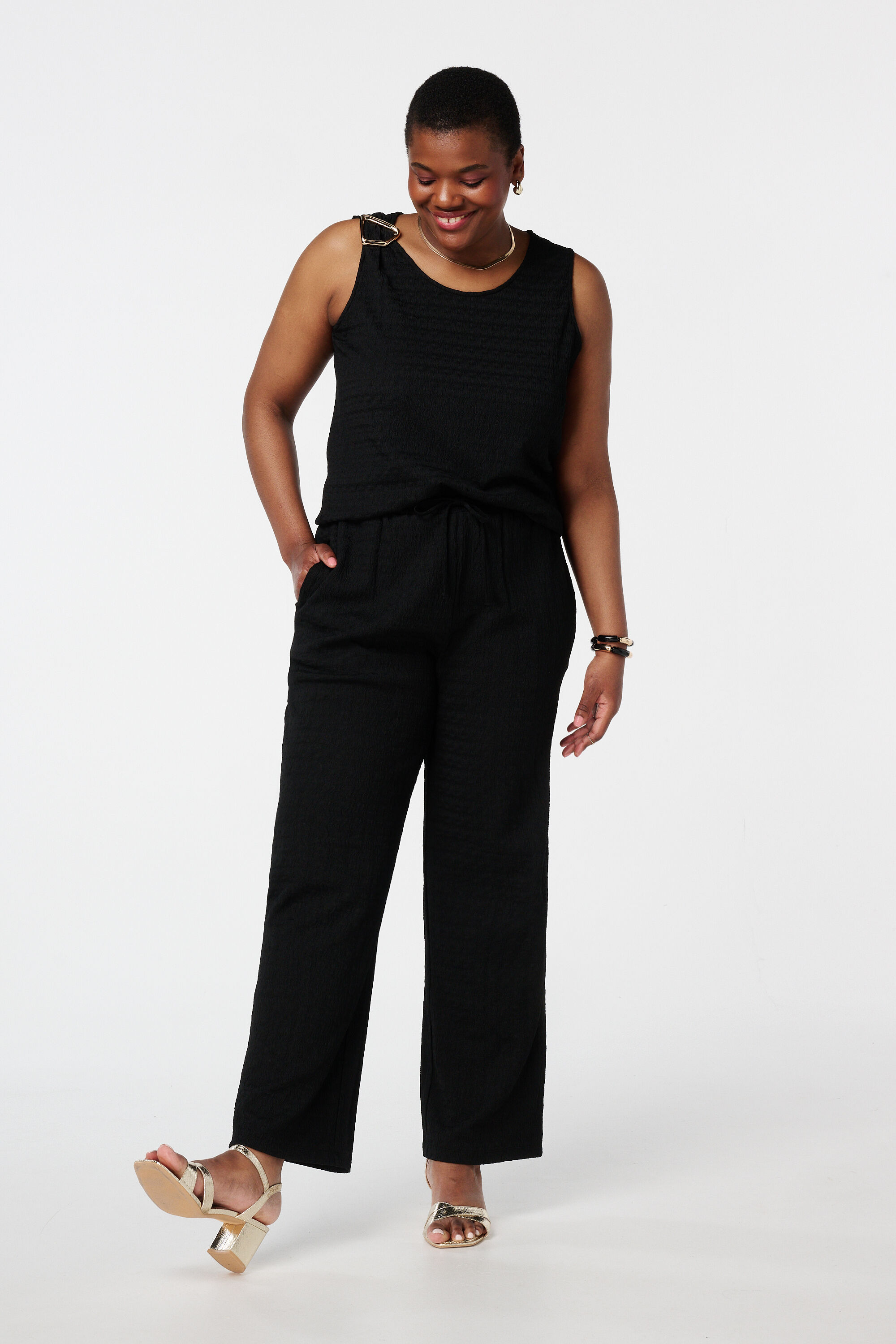 Schwarzes Top mit dekorativer Schnalle und strukturiertem Stoff image number 5