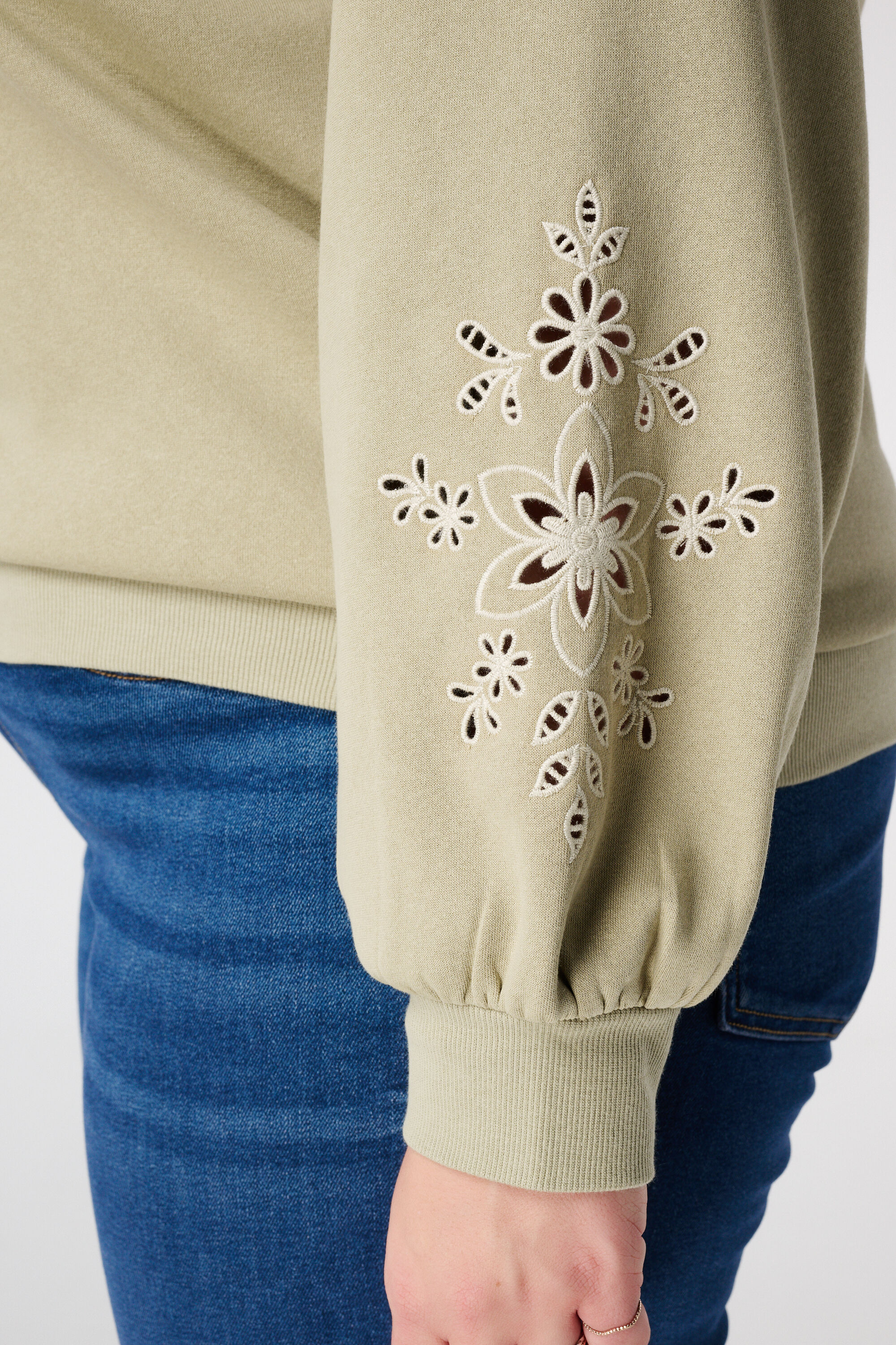 Sweatshirt mit durchbrochener Stickerei image number 6