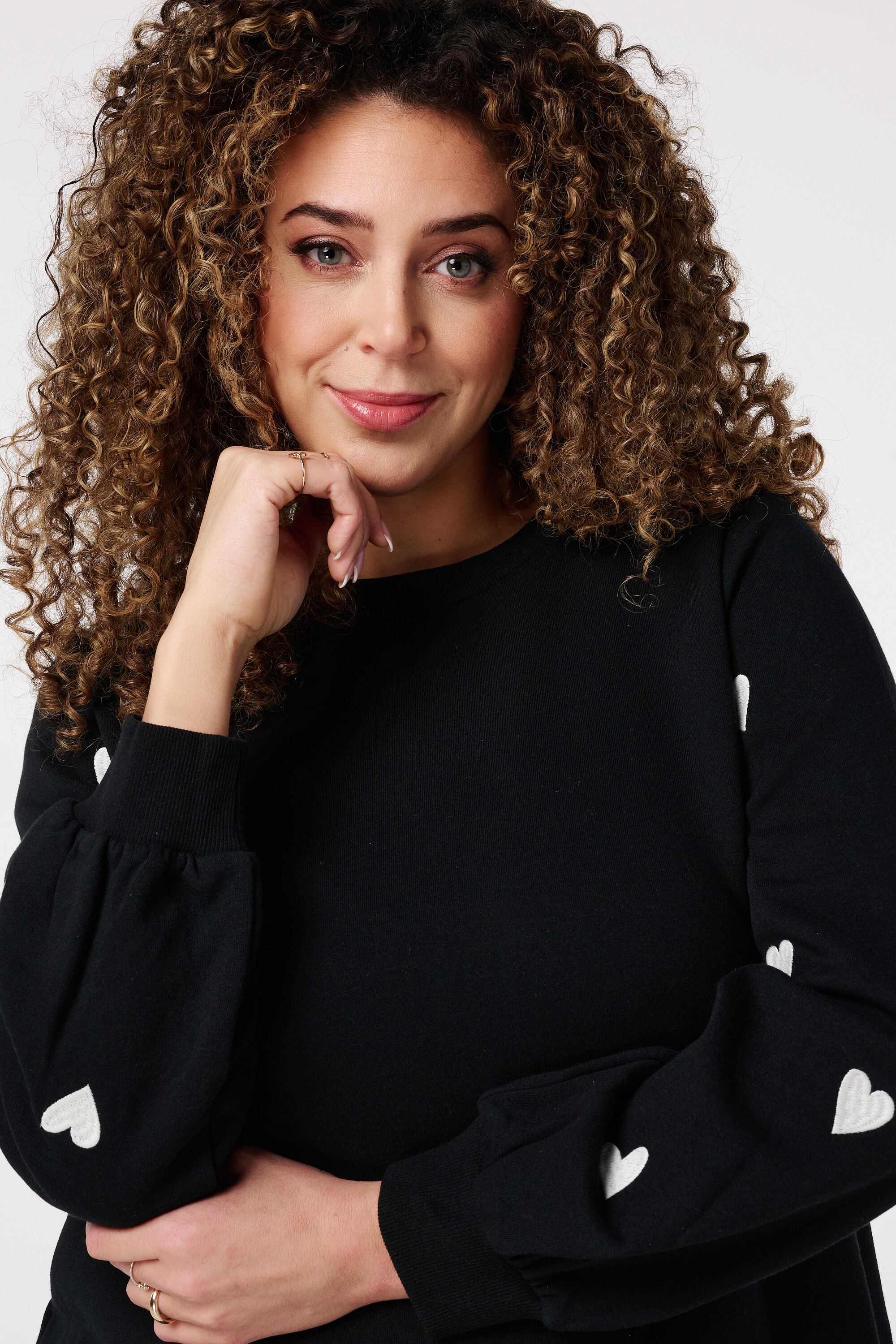 Kleid mit Herzverzierungen image number 4