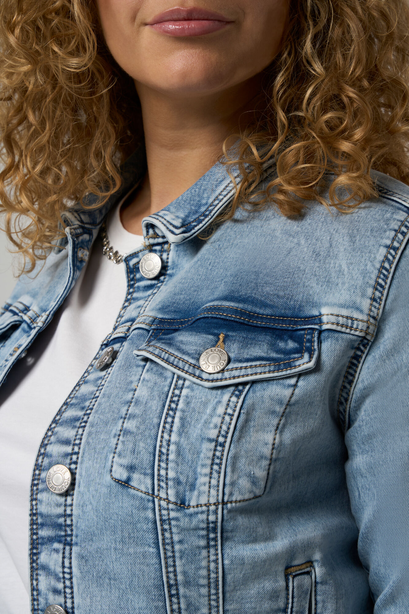 Jeansjacke mit Stretch image number 4