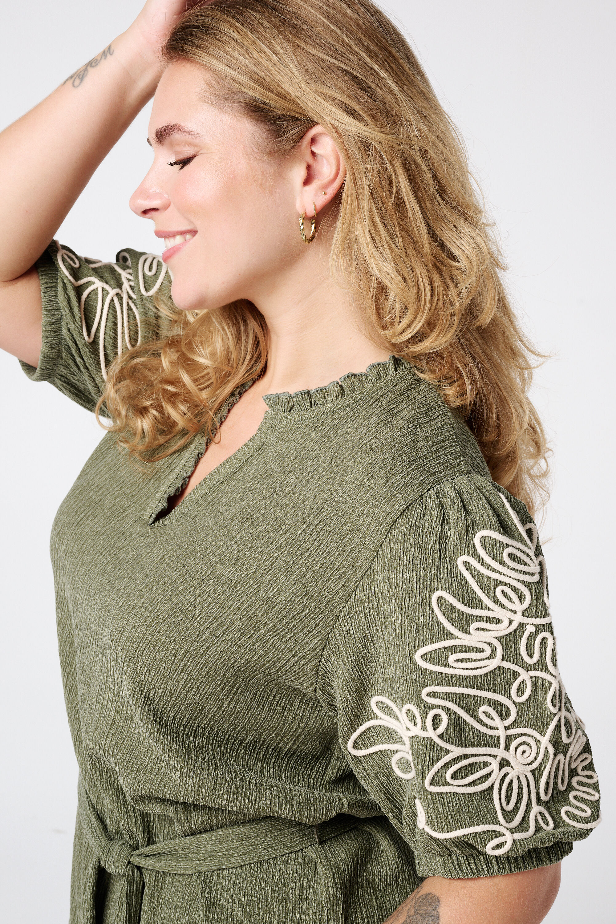 Kleid mit &Auml;rmelverzierungen image number 4