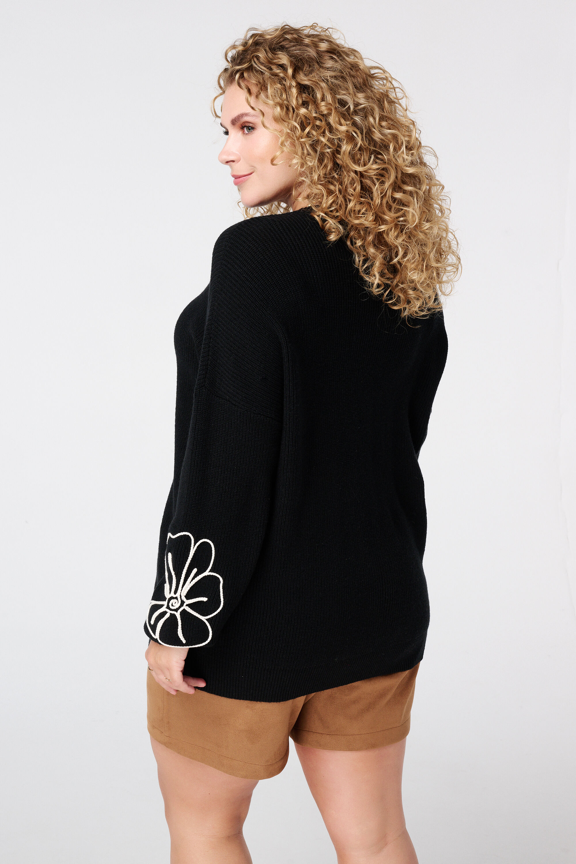 Pullover mit gestickten Blumen image number 3
