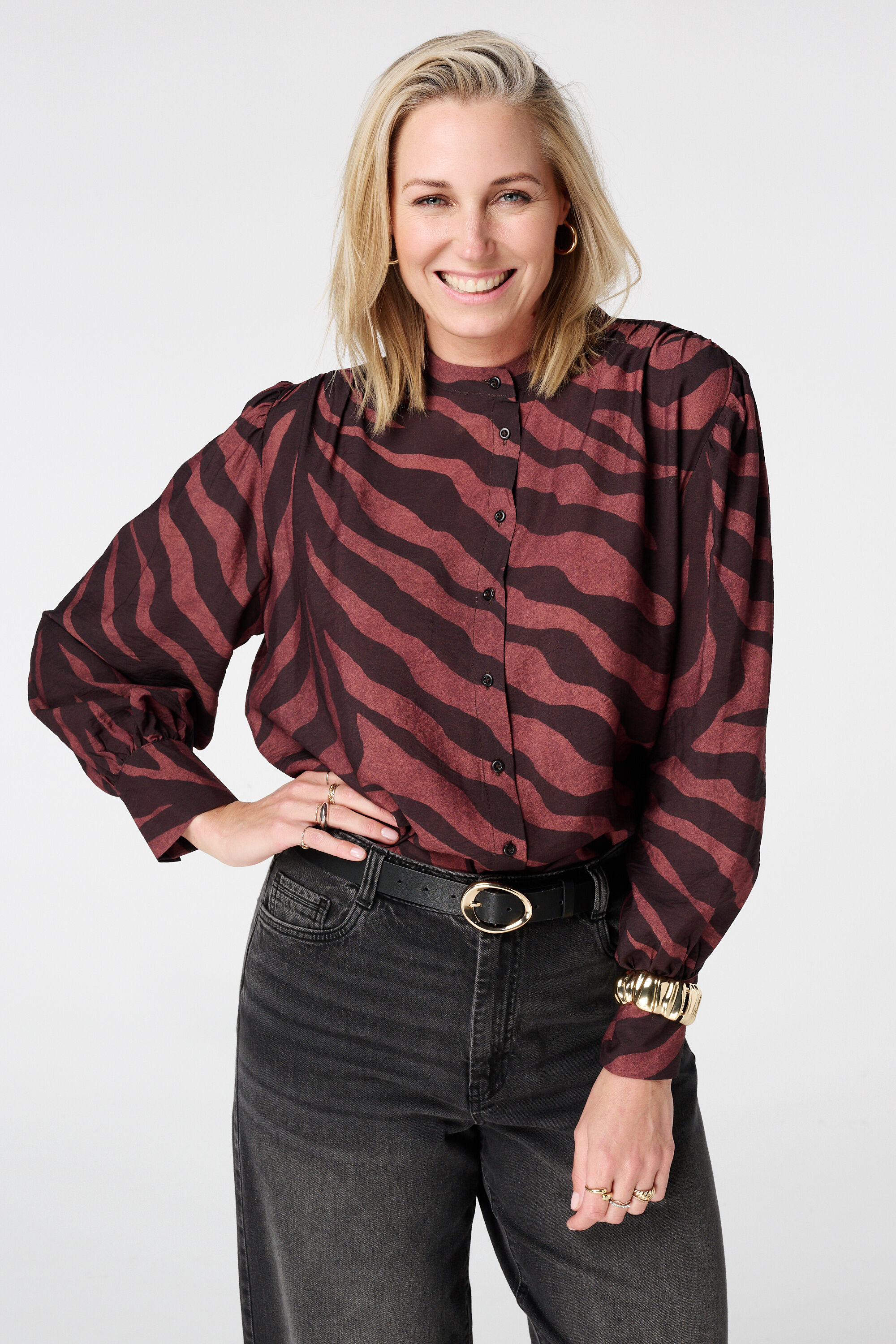 G&uuml;rtel aus Kunstleder mit goldener Schnalle