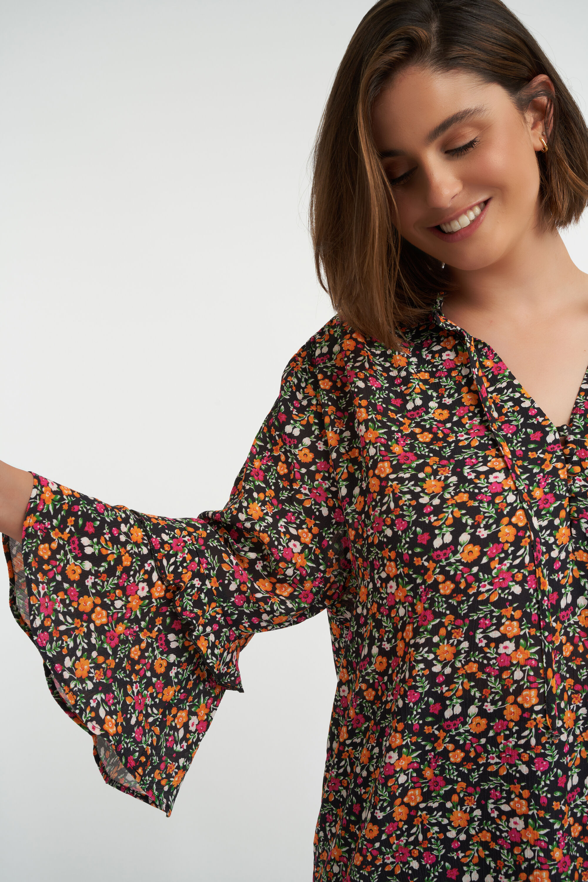 Bluse mit R&uuml;schen und Kn&ouml;pfen image number 5