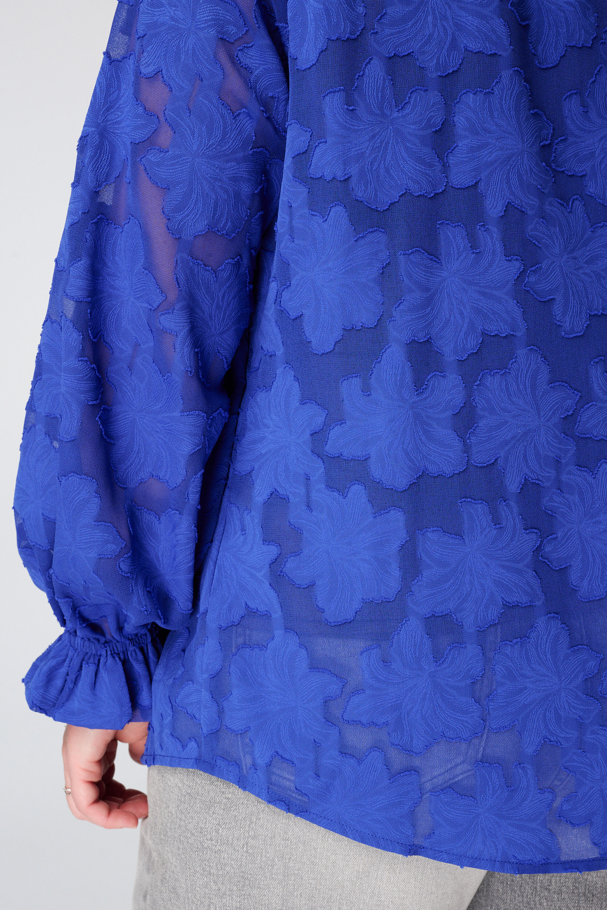 Transparente Bluse mit Blumenstruktur image number 6