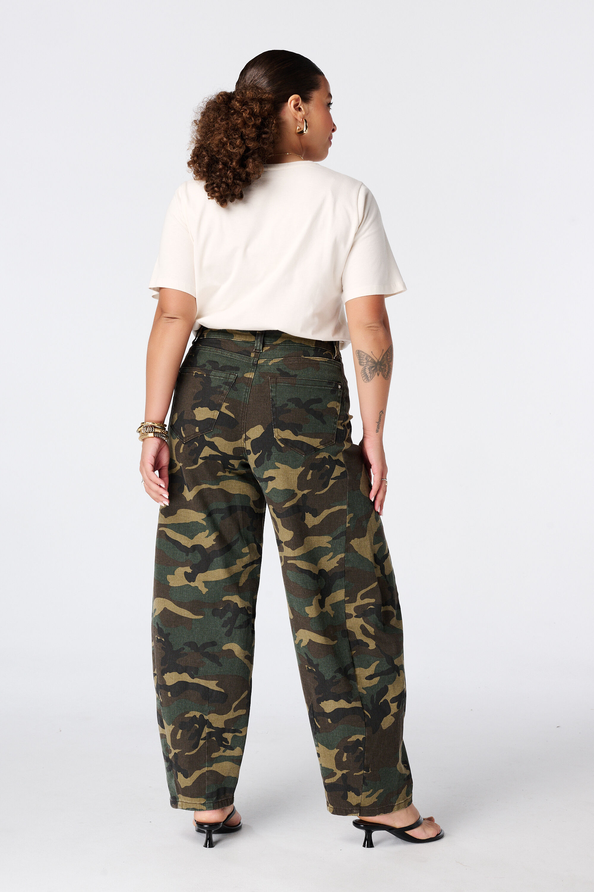 Balloon Jeans mit Camouflage Muster image number 3