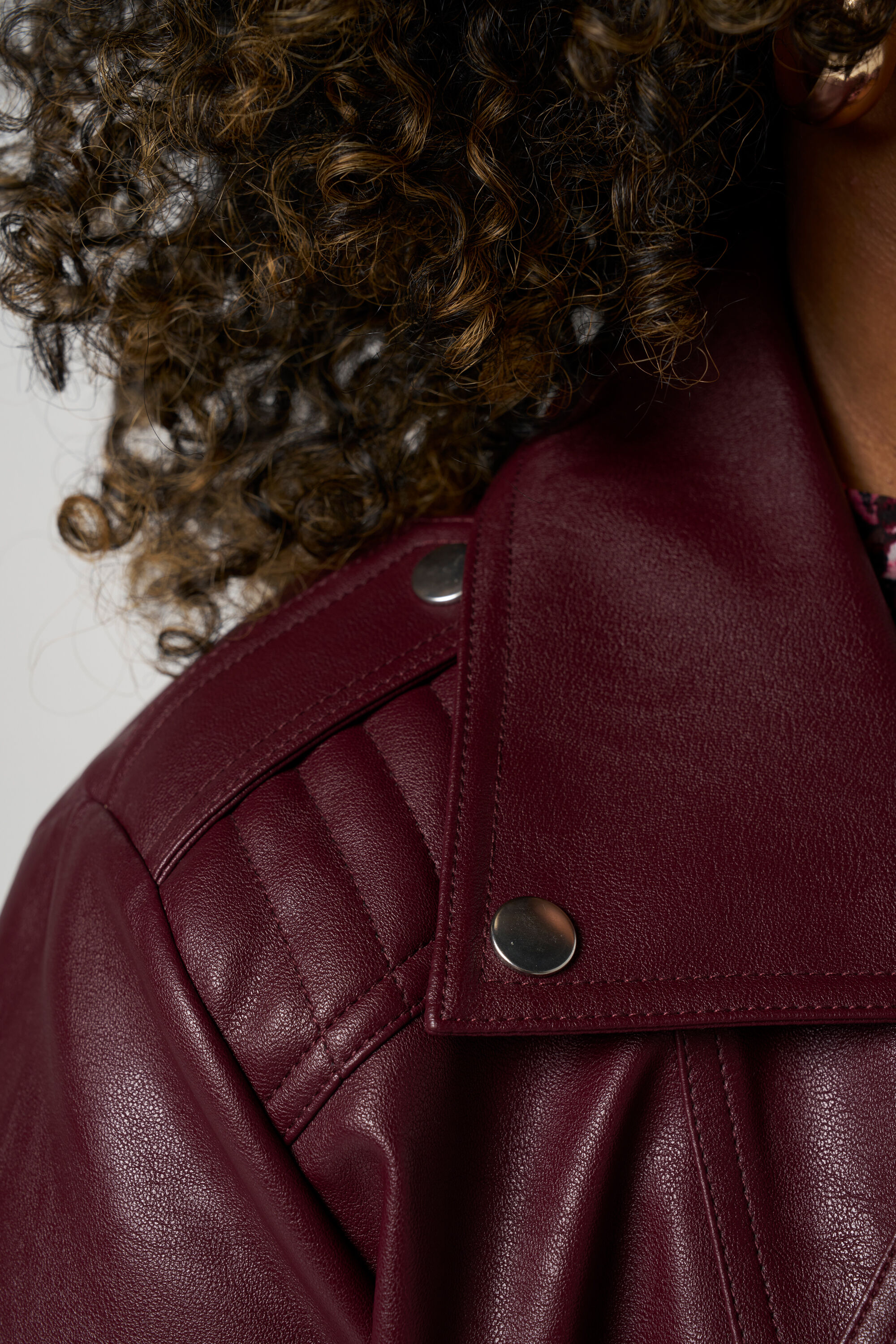 Jacke in Lederoptik mit silbernen Details image number 4