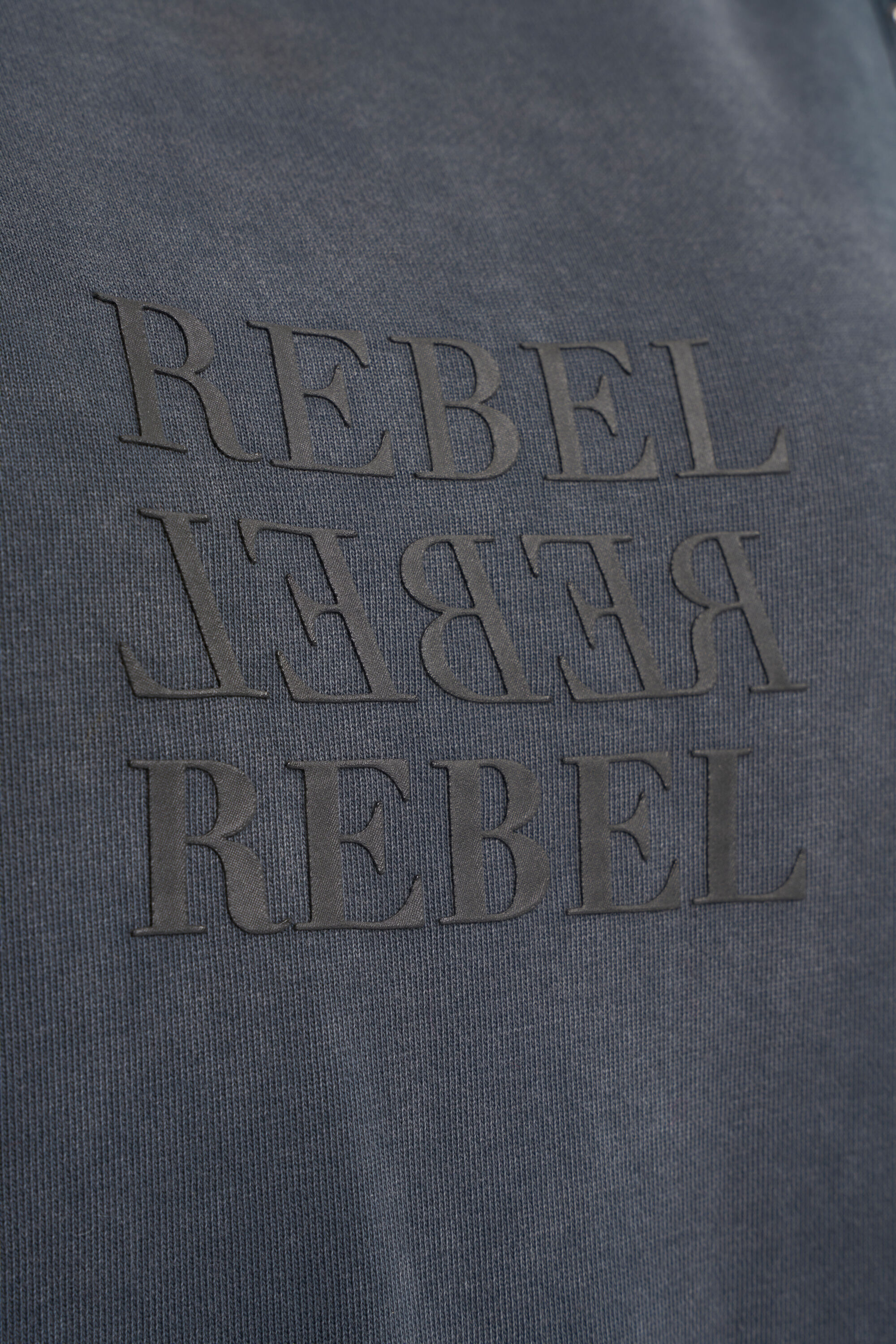 Sweatshirt-Kleid mit Nieten  image number 5