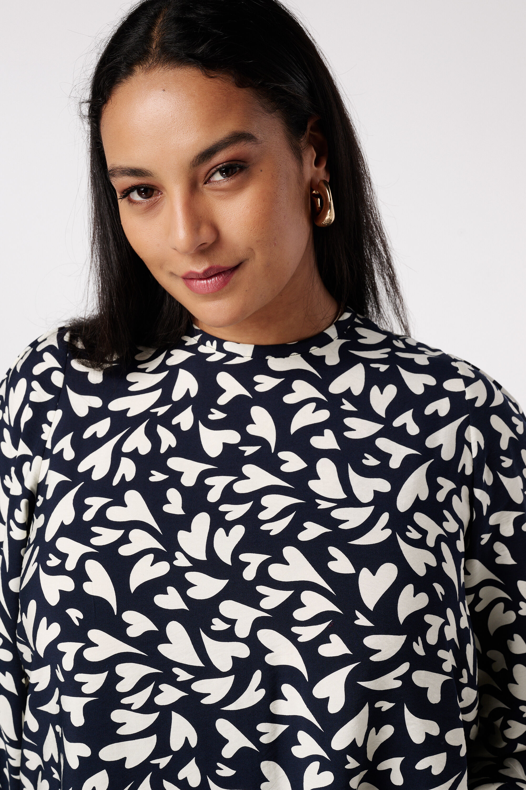 Bluse mit Punktmuster und Kordelzug image number 4