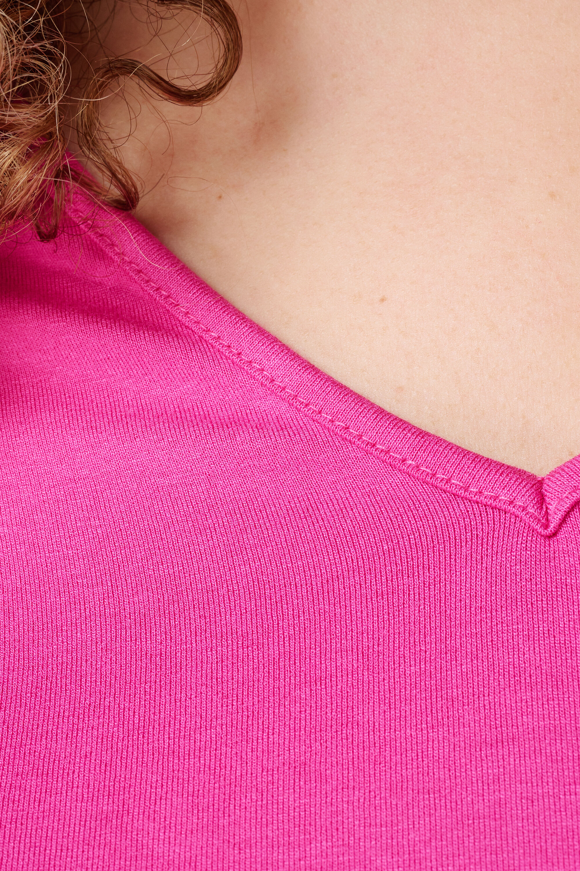 T-Shirt mit V-Ausschnitt image number 6