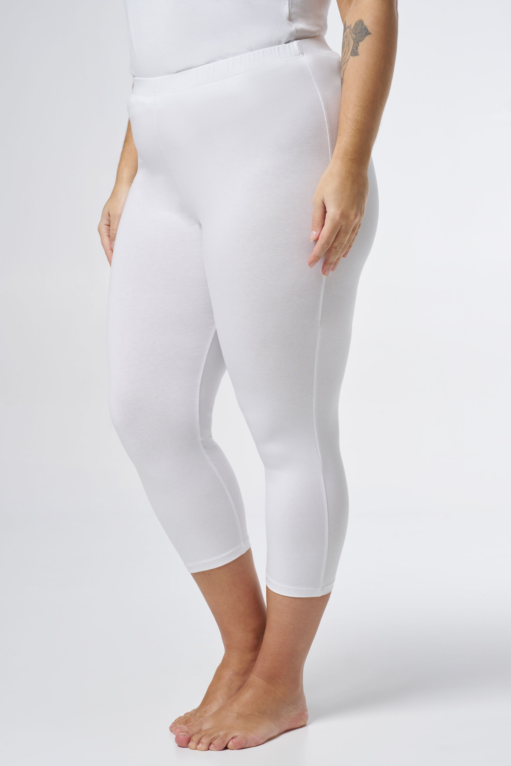 White capri leggings top