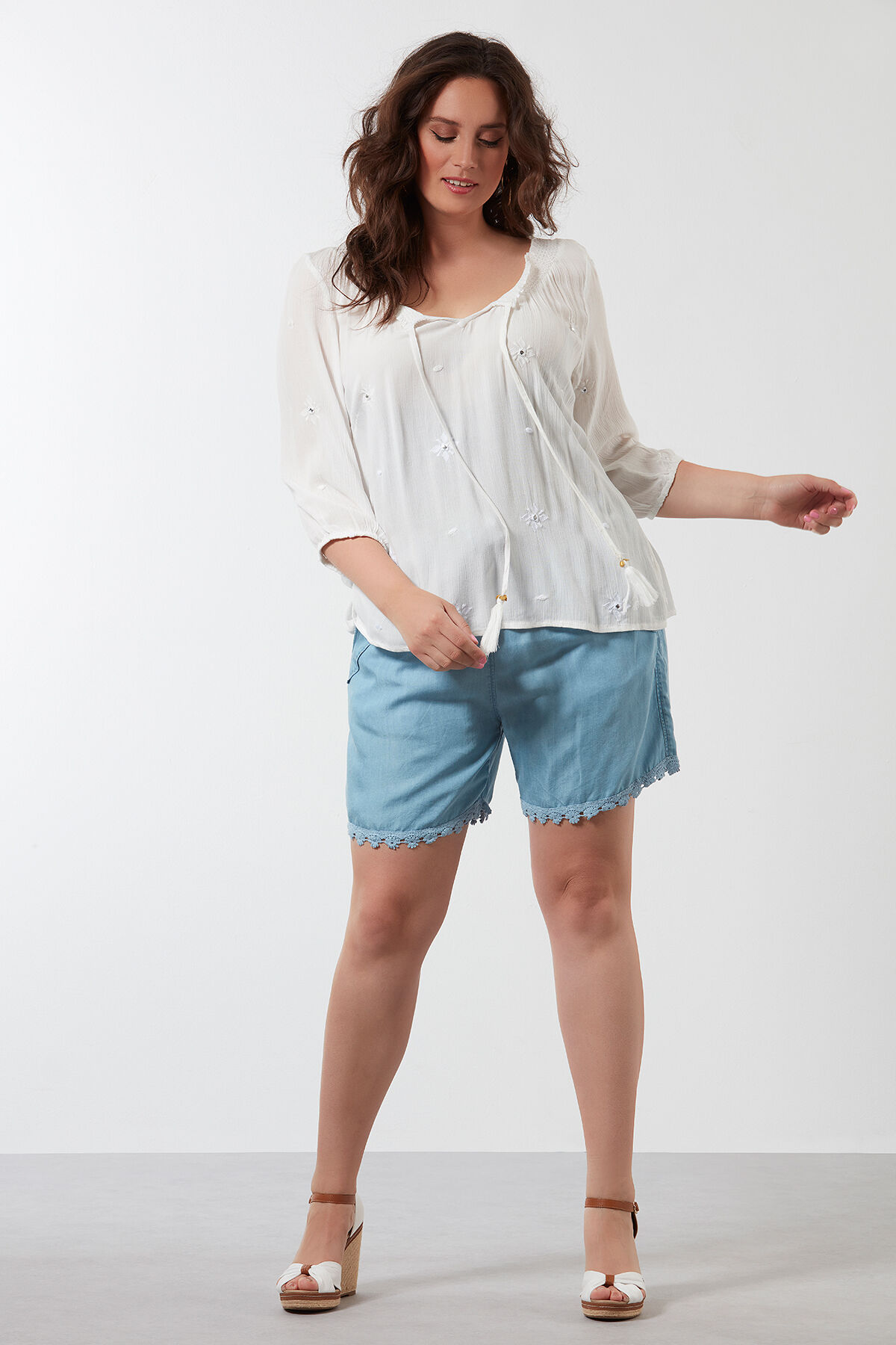 Bluse mit gesmoktem Ausschnitt image number 4