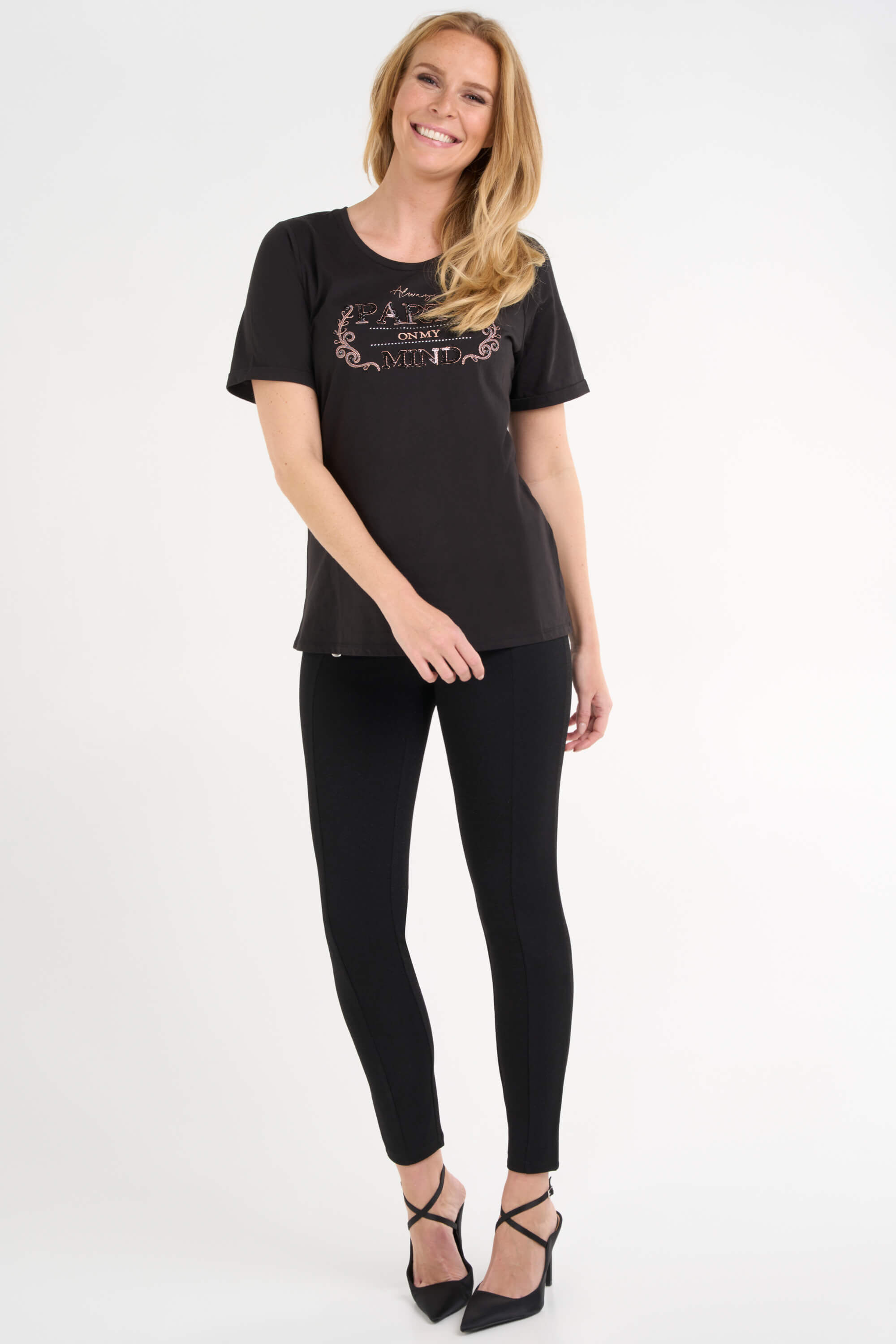 T-Shirt mit Print und Perlen  image number 5