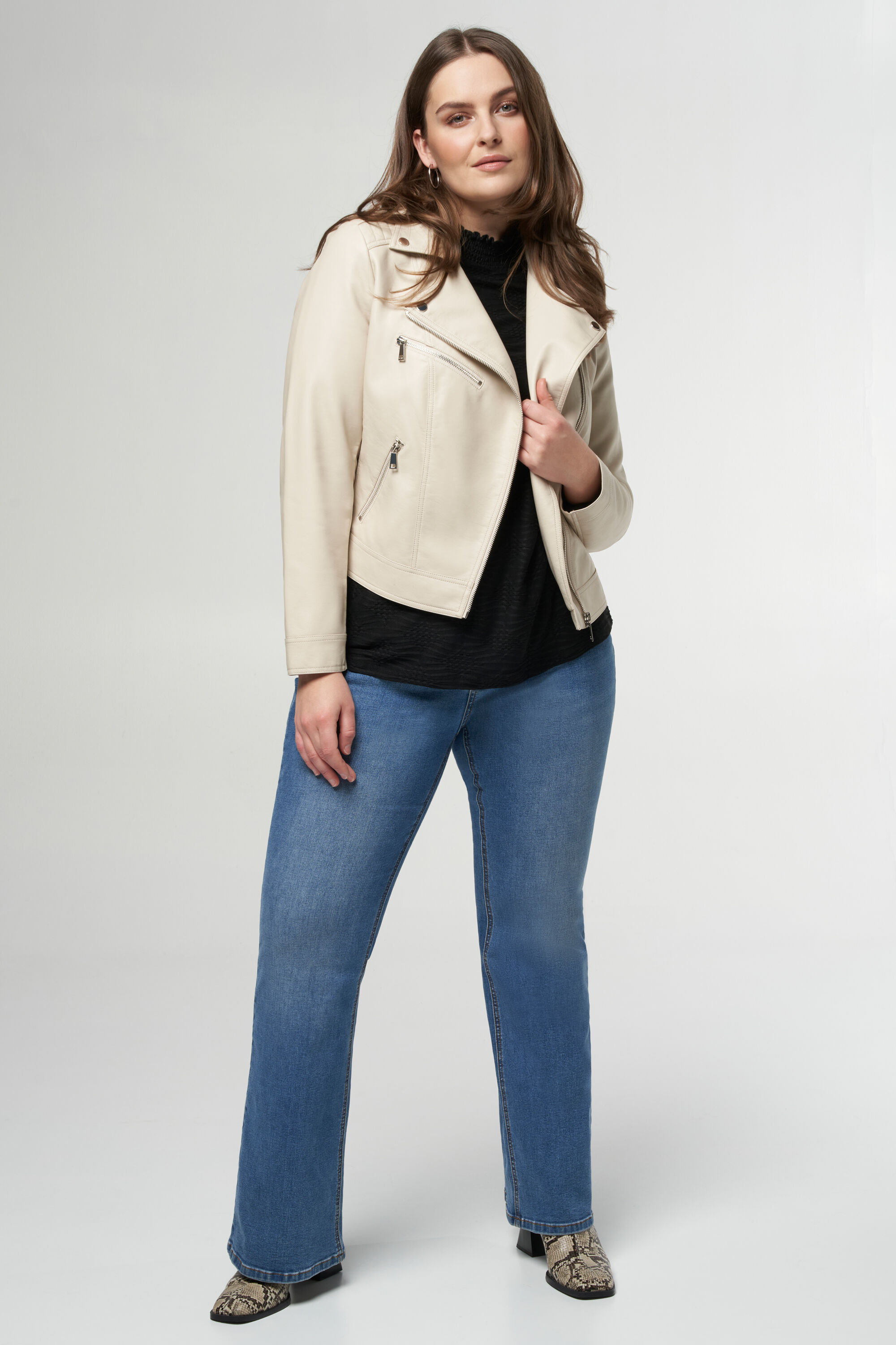 Lederlook-Jacke mit silbernen Akzenten image number 5