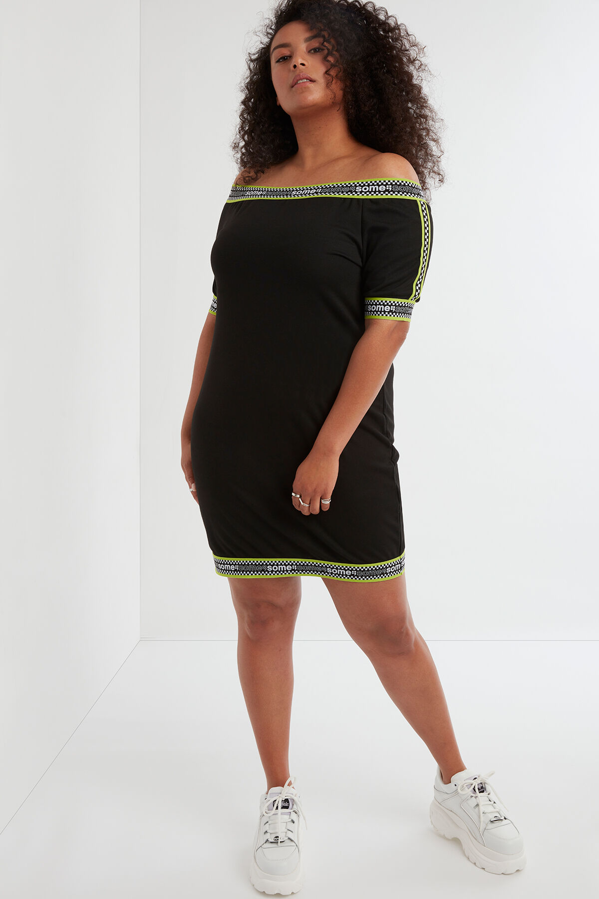 Bodycon-Kleid mit Logo-Print image number 4