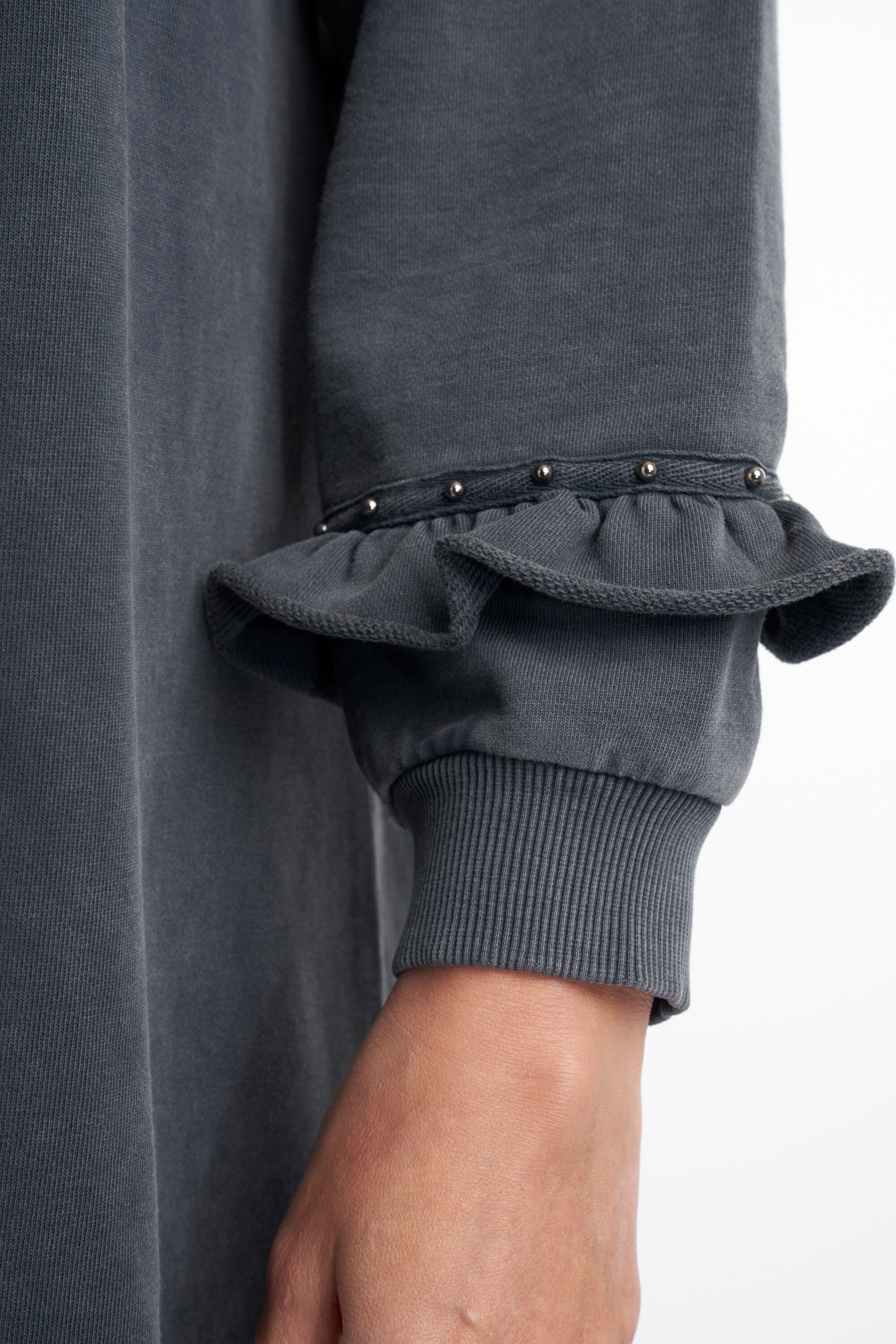 Sweatshirt-Kleid mit Nieten  image number 6