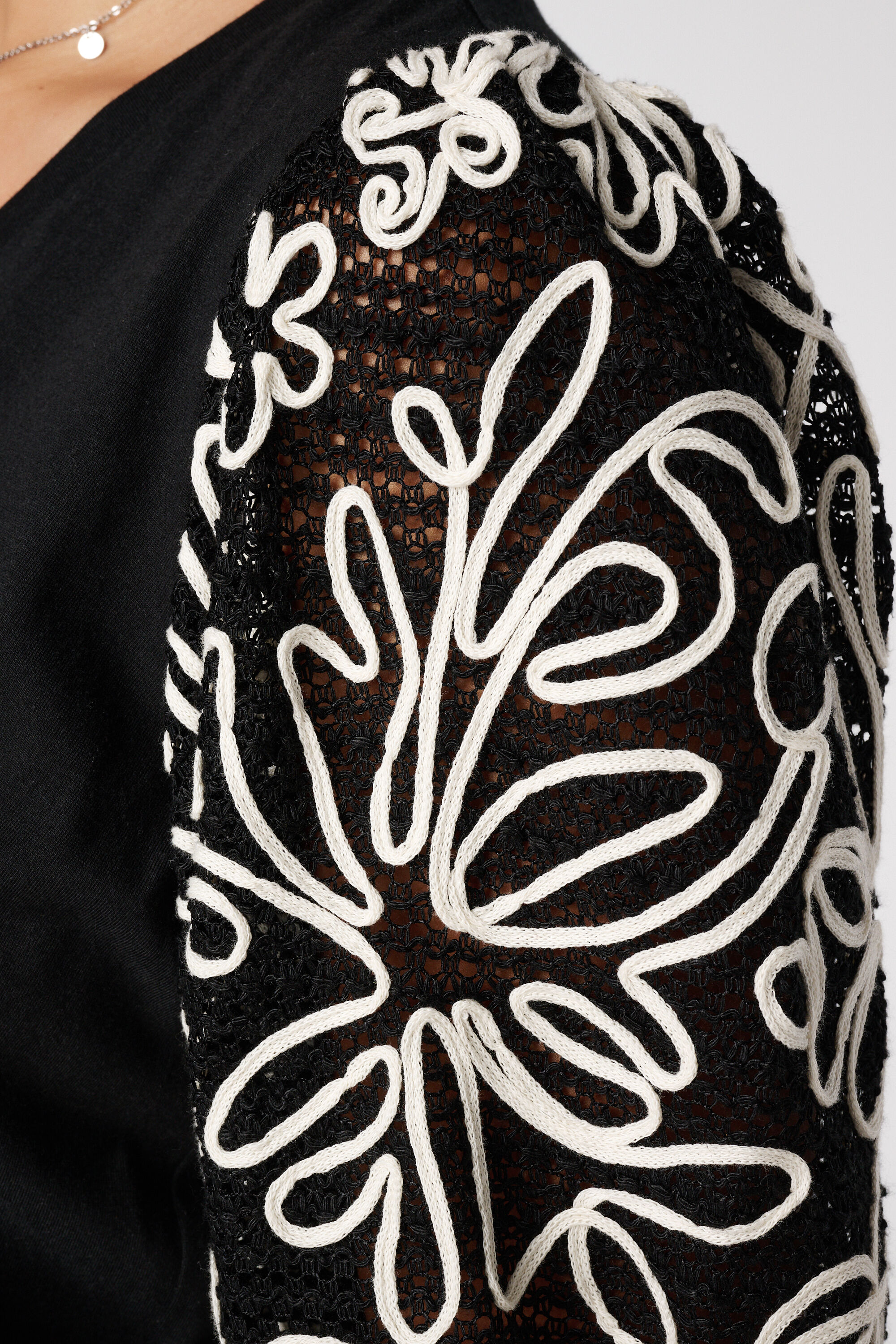 T-Shirt mit bestickten &Auml;rmeln image number 6